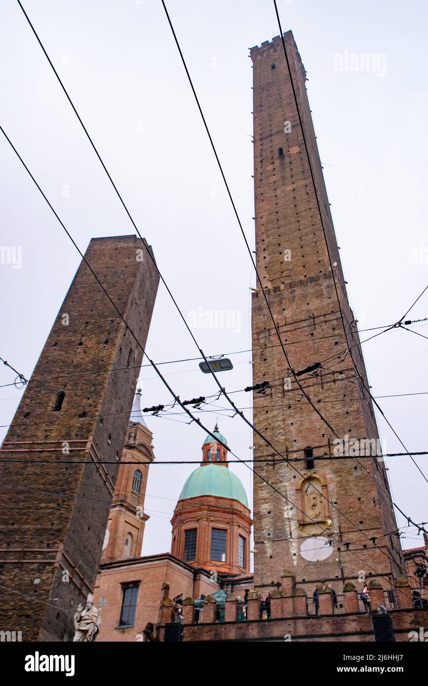 Las Dos Torres en Bolonia, Italia Foto de stock