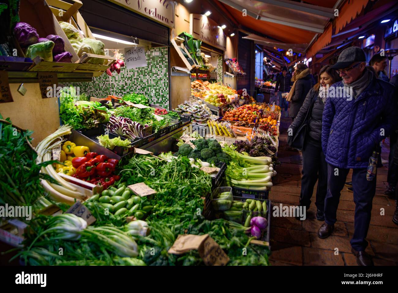 Puesto de verduras y frutas en Bolonia, Italia Foto de stock