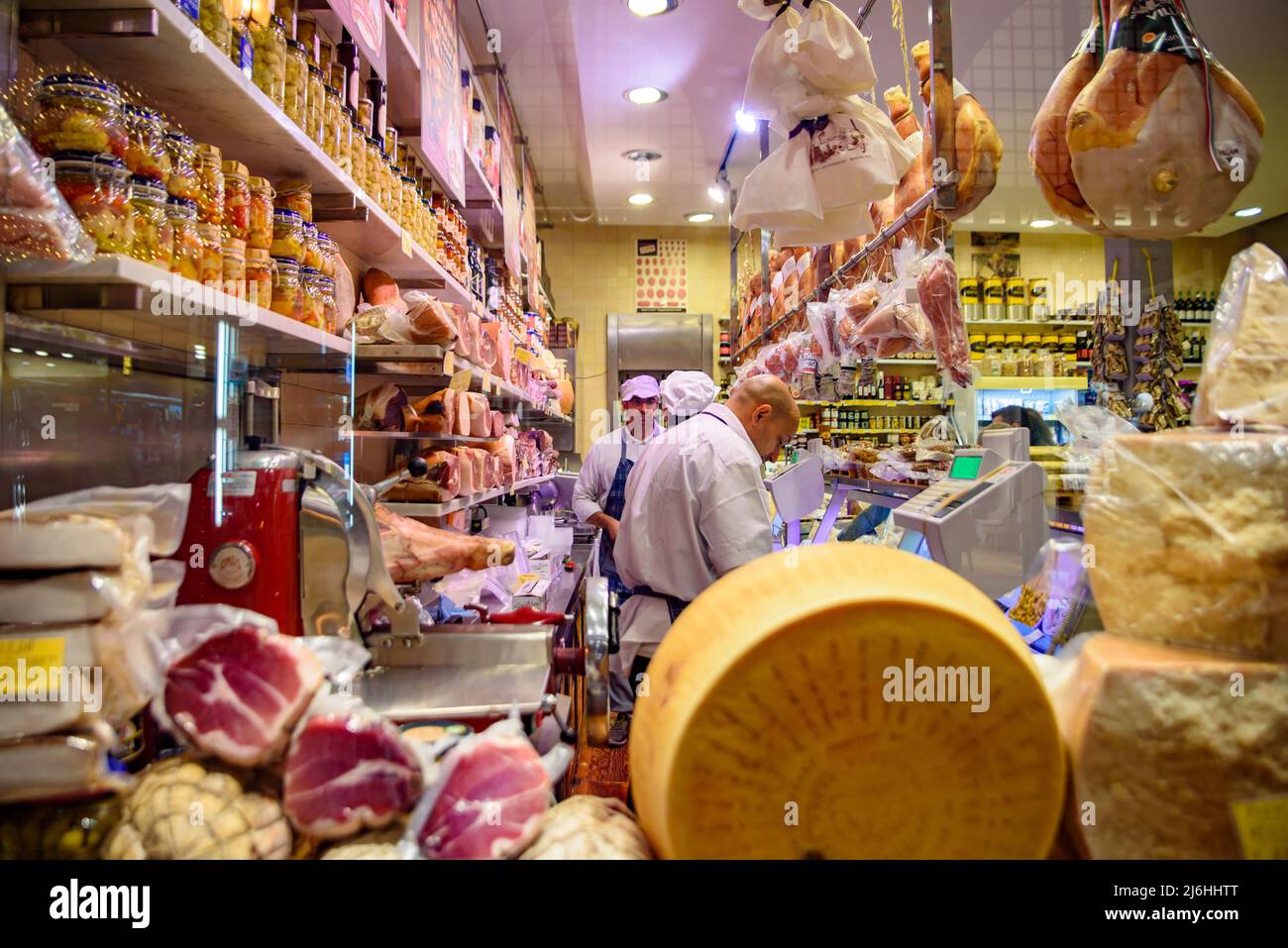 Tienda de venta de queso y jamón en Bolonia, Italia Foto de stock