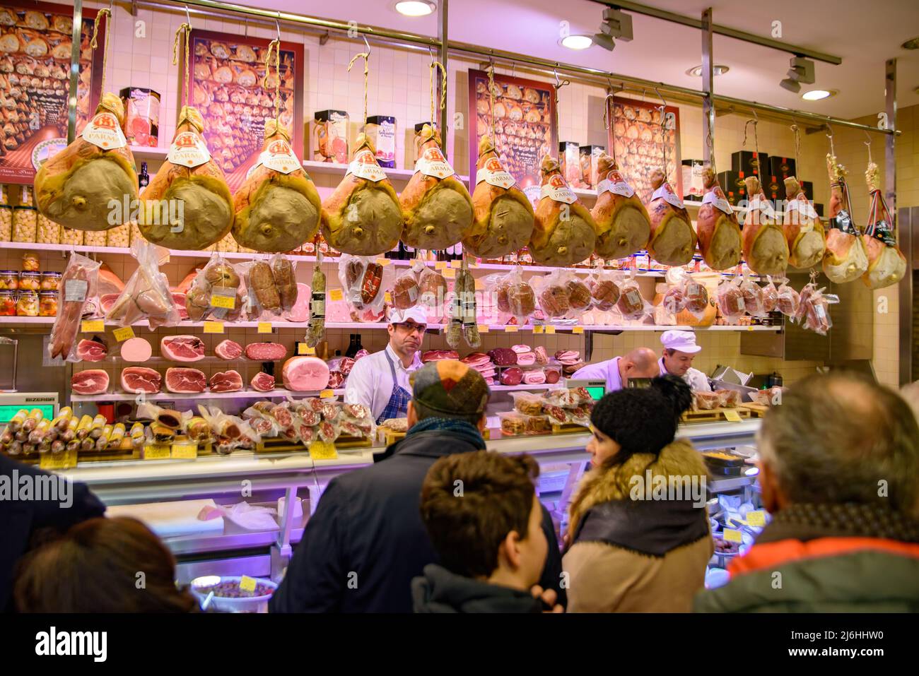 Tienda de venta de queso y jamón en Bolonia, Italia Foto de stock