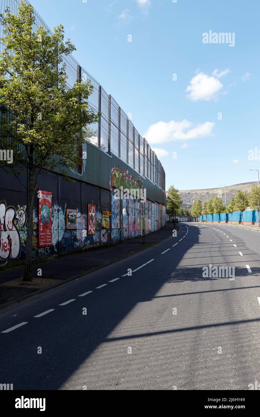 La 'Línea de la Paz' que divide el muro entre la Catholic Falls Road Area (detrás de la pared) y la Protestante Shankill Road Area, Cupar Way, WestBelfast, N. Foto de stock