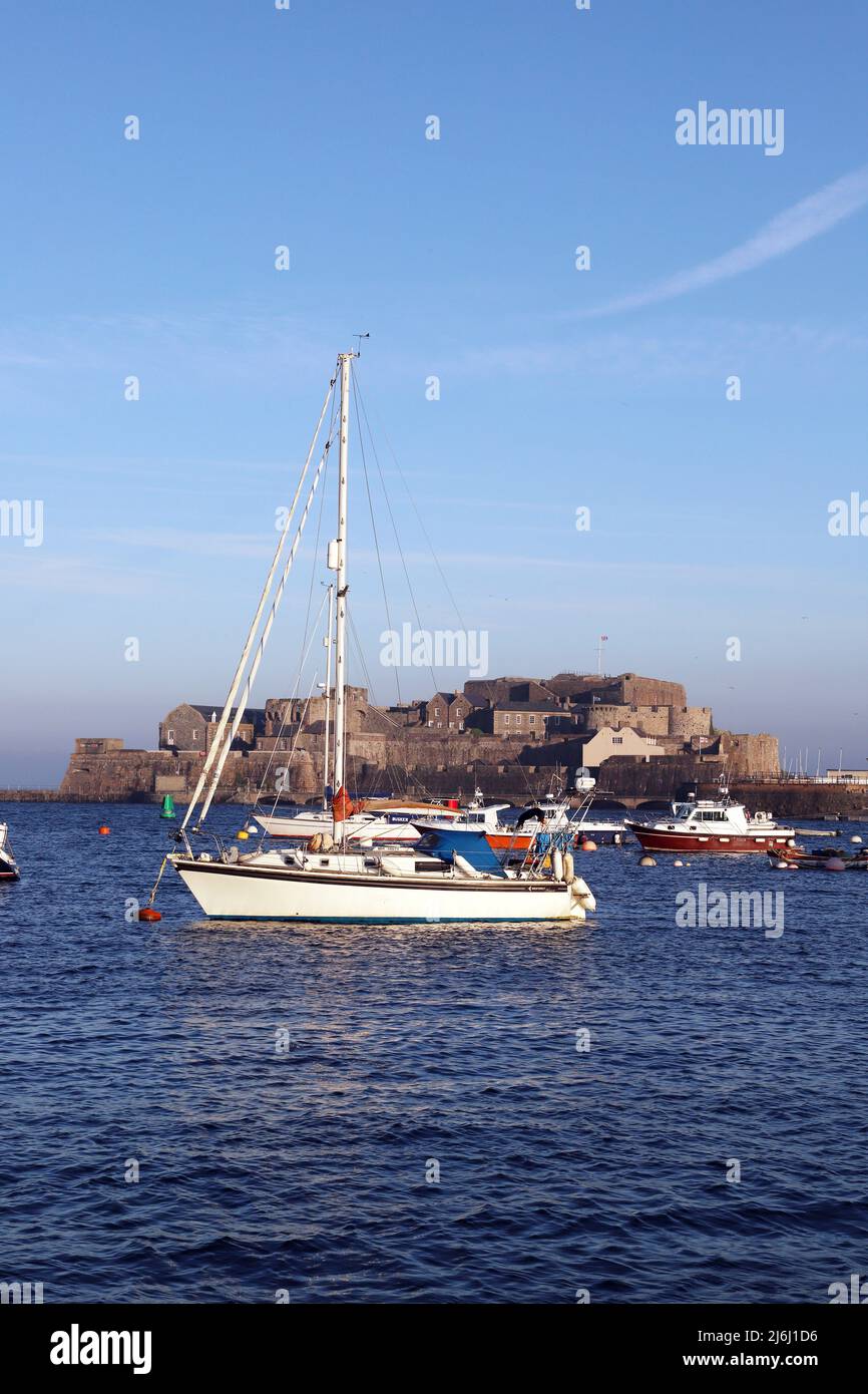 Barcos amarrados en St Peter Port Harbour, Guernsey, Islas del Canal Foto de stock