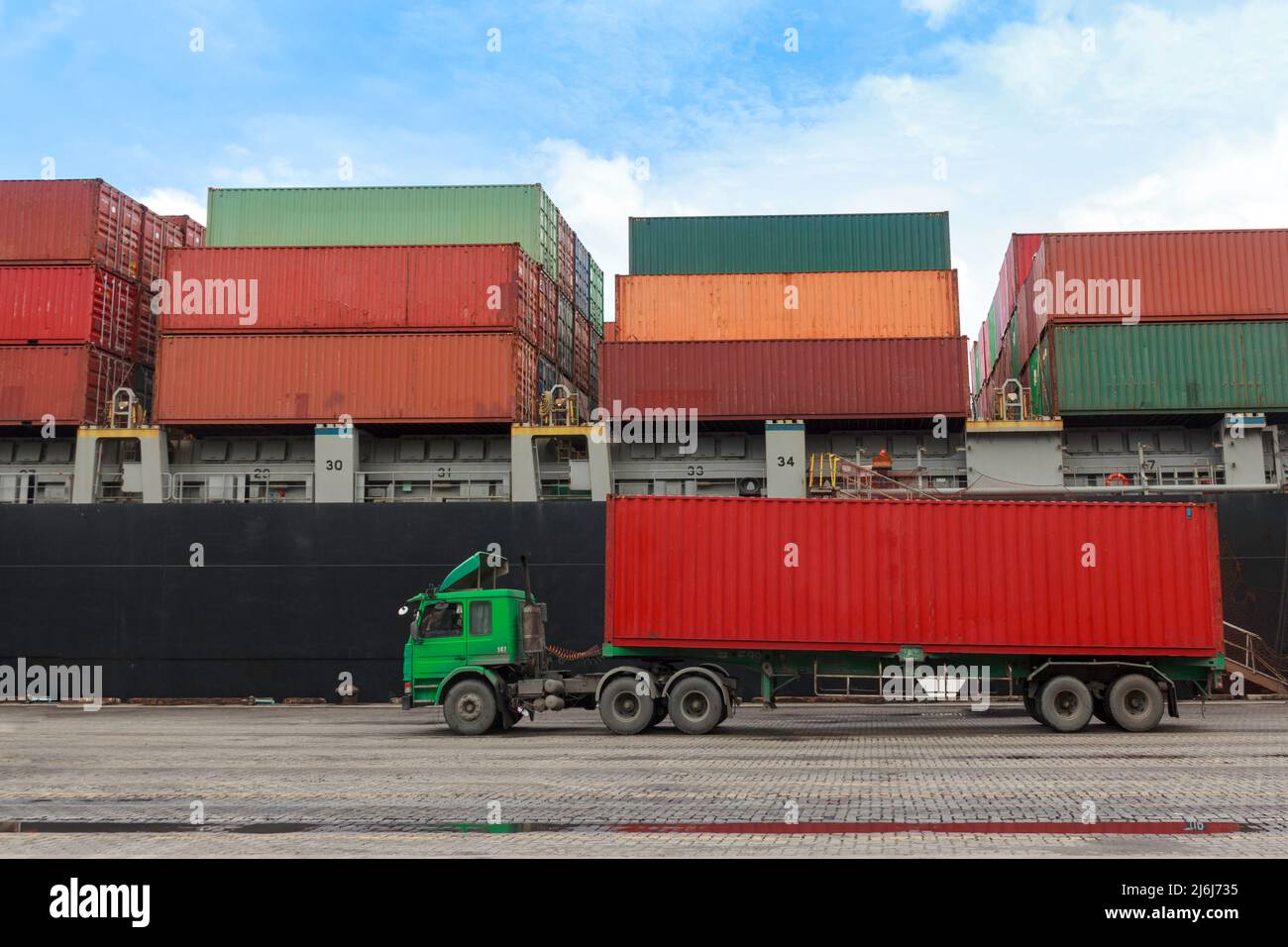concepto de logística de negocios. camión que entrega el contenedor al almacén o buque de carga en el puerto para la importación y exportación logística internacional. Foto de stock