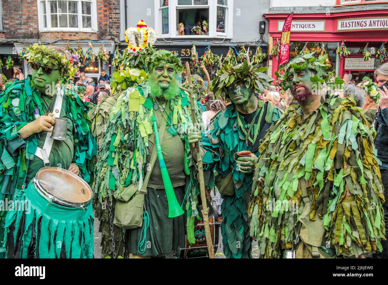 Hastings East Sussex 02 Mayo 2022 Morris bailando en la calle alta.Jack es un personaje tradicional del Día de Mayo que simboliza el invierno y está en el corazón de las festividades de Jack in the Green. Un elevado Jack lleva la procesión por las antiguas calles de la ciudad antigua de Hastings flanqueada por sus bogies verdes y el evento se ha convertido en parte de la historia de Hastings. Paul Quezada-Neiman/Alamy Live News Foto de stock