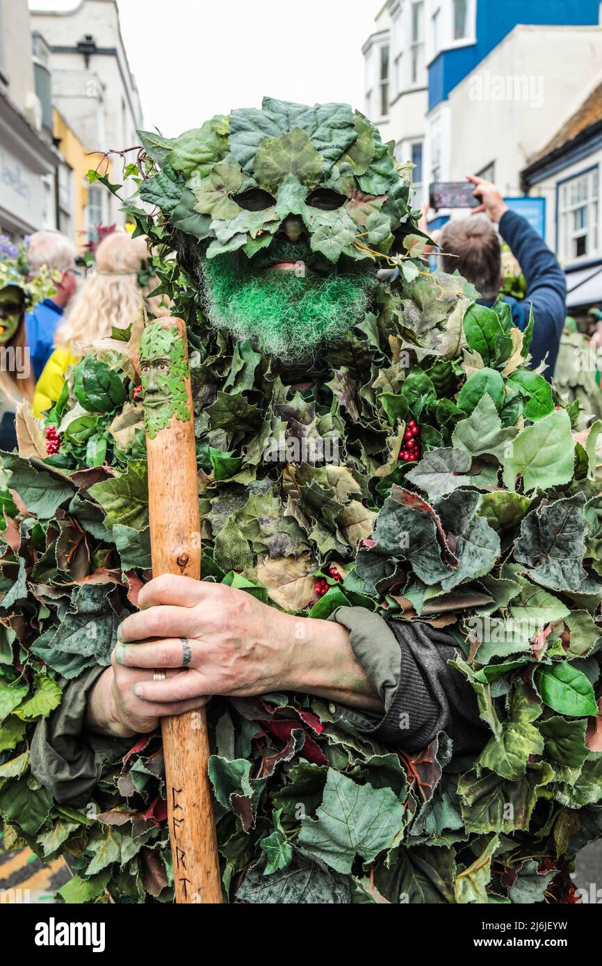 Hastings East Sussex 02 Mayo 2022 Morris bailando en la calle alta.Jack es un personaje tradicional del Día de Mayo que simboliza el invierno y está en el corazón de las festividades de Jack in the Green. Un elevado Jack lleva la procesión por las antiguas calles de la ciudad antigua de Hastings flanqueada por sus bogies verdes y el evento se ha convertido en parte de la historia de Hastings. Paul Quezada-Neiman/Alamy Live News Foto de stock