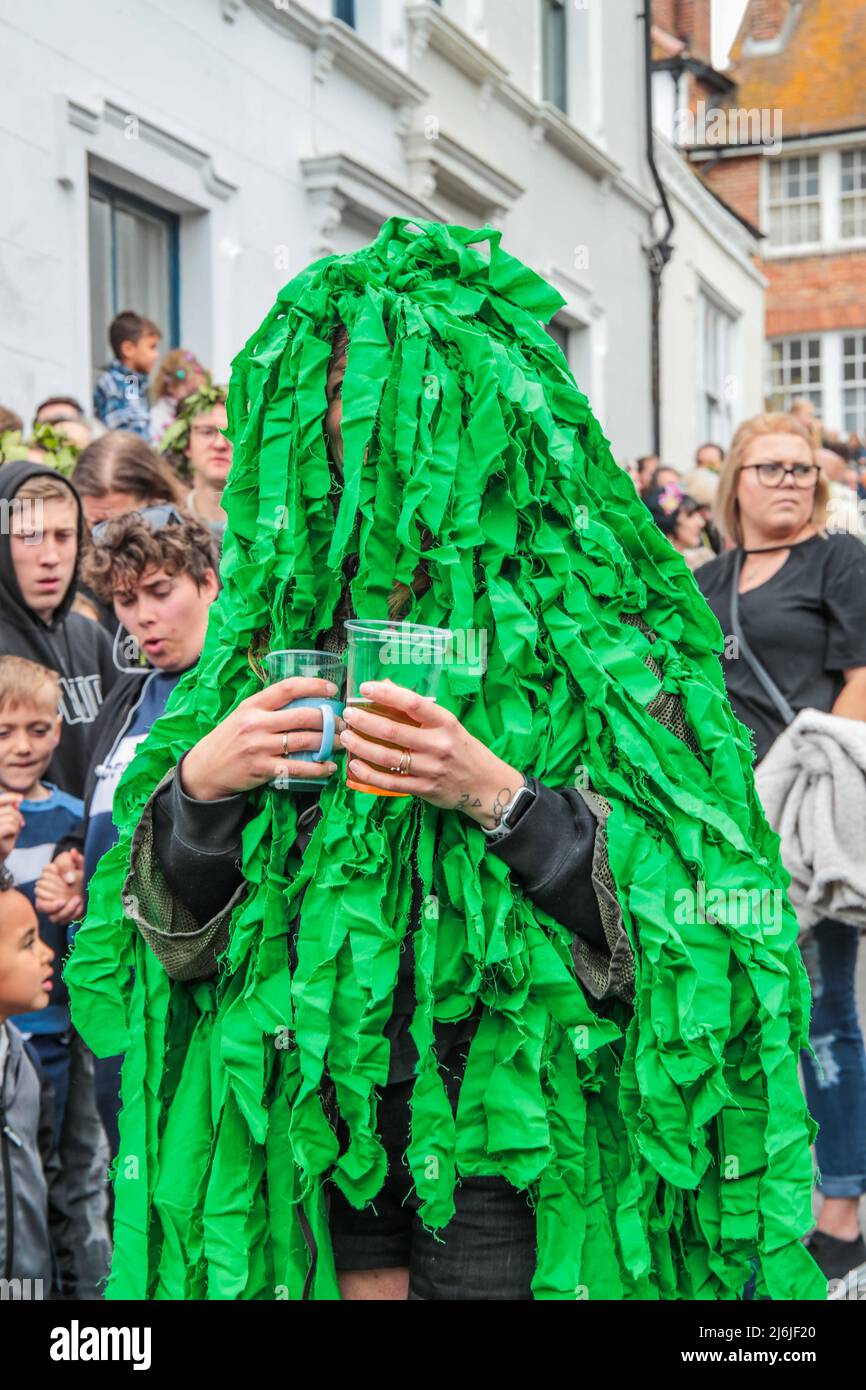 Hastings East Sussex 02 Mayo 2022 Jack es un personaje tradicional del Día de Mayo que simboliza el invierno y está en el corazón de las festividades de Jack in the Green. Un elevado Jack lleva la procesión por las antiguas calles de la ciudad antigua de Hastings flanqueada por sus bogies verdes y el evento se ha convertido en parte de la historia de Hastings. Paul Quezada-Neiman/Alamy Live News Foto de stock