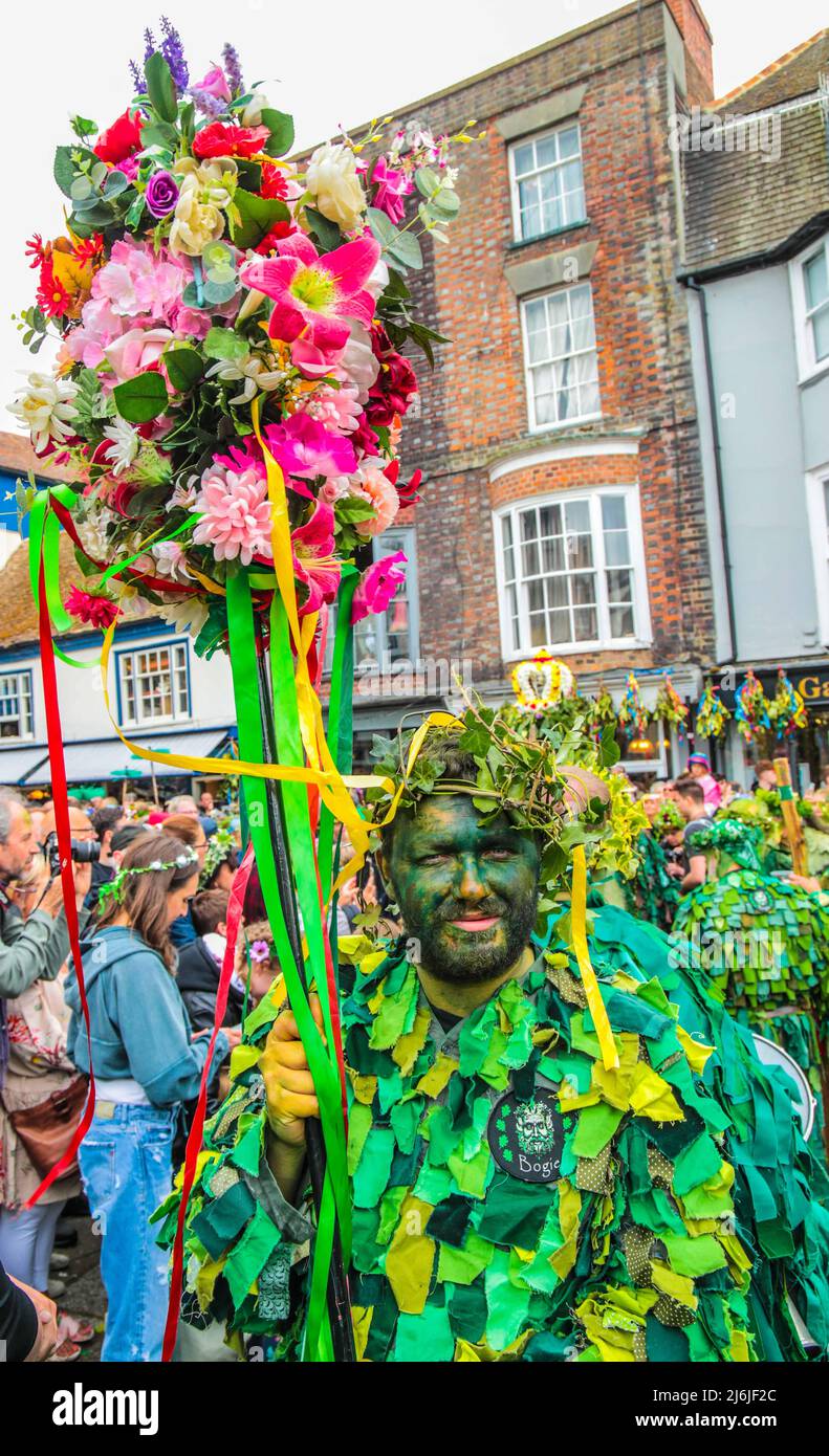 Hastings East Sussex 02 Mayo 2022 Jack es un personaje tradicional del Día de Mayo que simboliza el invierno y está en el corazón de las festividades de Jack in the Green. Un elevado Jack lleva la procesión por las antiguas calles de la ciudad antigua de Hastings flanqueada por sus bogies verdes y el evento se ha convertido en parte de la historia de Hastings. Paul Quezada-Neiman/Alamy Live News Foto de stock