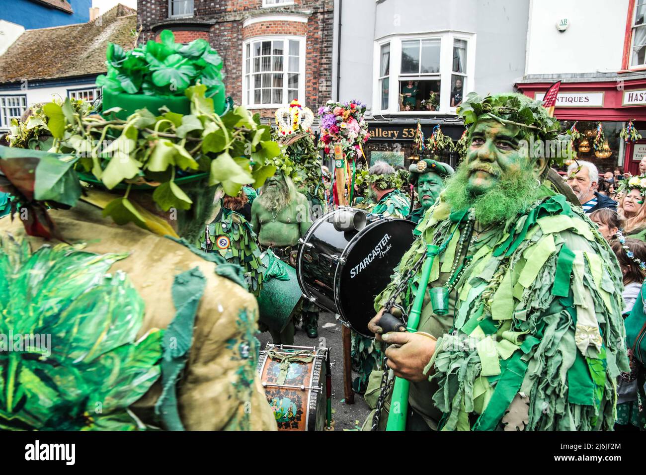 Hastings East Sussex 02 Mayo 2022 Jack es un personaje tradicional del Día de Mayo que simboliza el invierno y está en el corazón de las festividades de Jack in the Green. Un elevado Jack lleva la procesión por las antiguas calles de la ciudad antigua de Hastings flanqueada por sus bogies verdes y el evento se ha convertido en parte de la historia de Hastings. Paul Quezada-Neiman/Alamy Live News Foto de stock