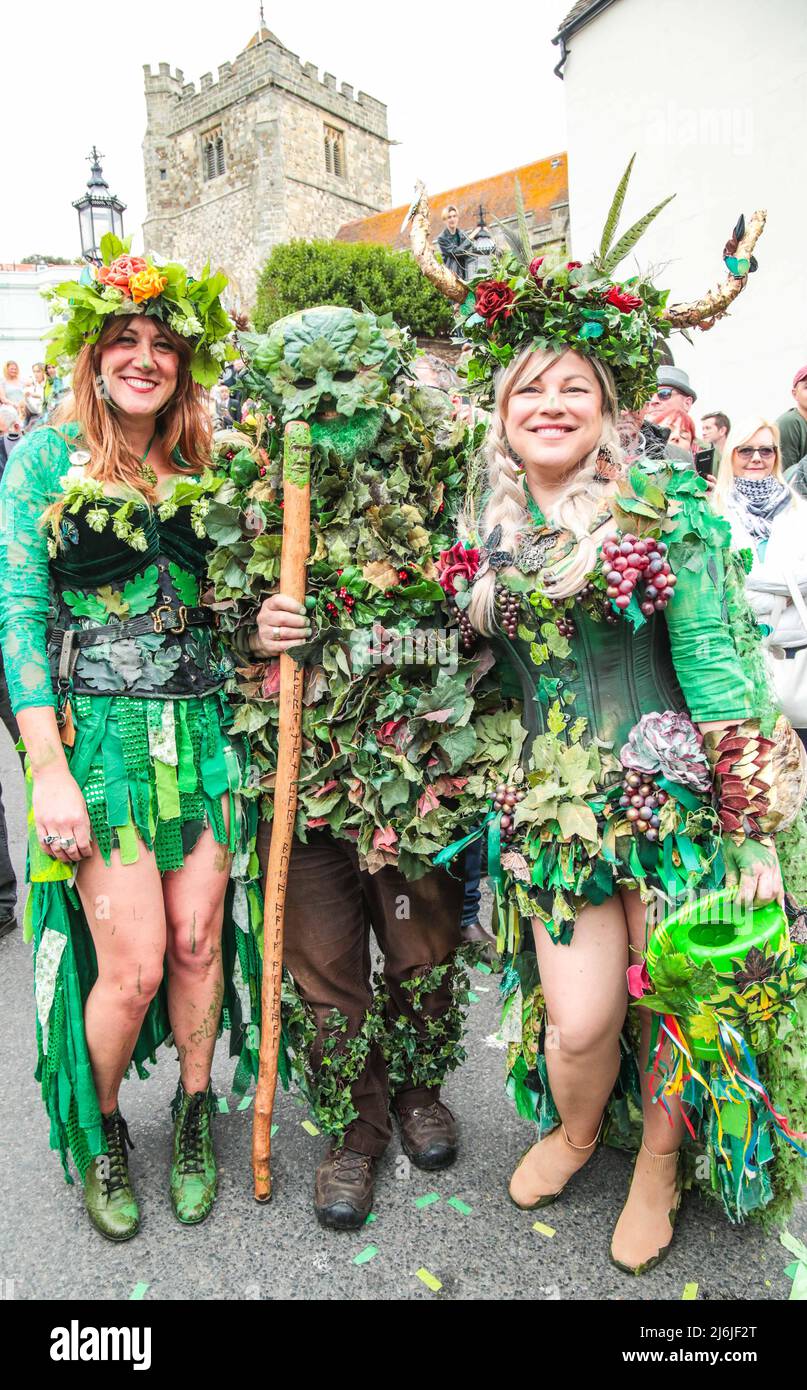 Hastings East Sussex 02 Mayo 2022 Jack es un personaje tradicional del Día de Mayo que simboliza el invierno y está en el corazón de las festividades de Jack in the Green. Un elevado Jack lleva la procesión por las antiguas calles de la ciudad antigua de Hastings flanqueada por sus bogies verdes y el evento se ha convertido en parte de la historia de Hastings. Paul Quezada-Neiman/Alamy Live News Foto de stock