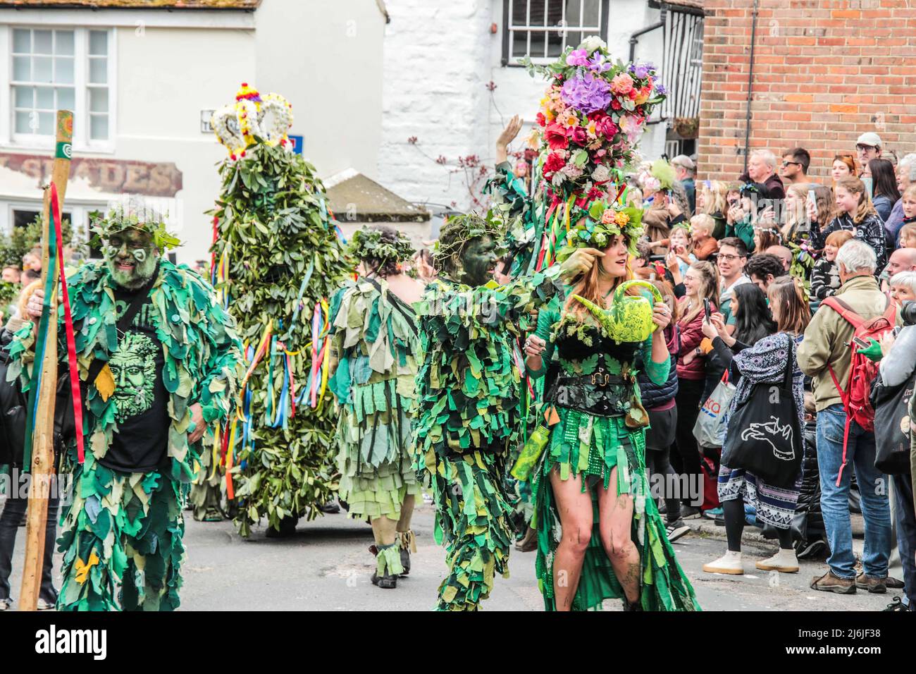 Hastings East Sussex 02 Mayo 2022 Jack es un personaje tradicional del Día de Mayo que simboliza el invierno y está en el corazón de las festividades de Jack in the Green. Tomando un poco de refresco a saber cerveza .Paul Quezada-Neiman/Alamy Live News Foto de stock