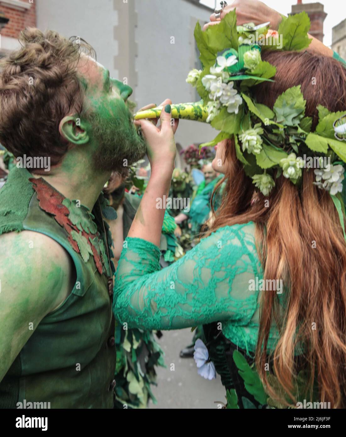 Hastings East Sussex 02 Mayo 2022 Jack es un personaje tradicional del Día de Mayo que simboliza el invierno y está en el corazón de las festividades de Jack in the Green. Tomando un poco de refresco a saber cerveza .Paul Quezada-Neiman/Alamy Live News Foto de stock