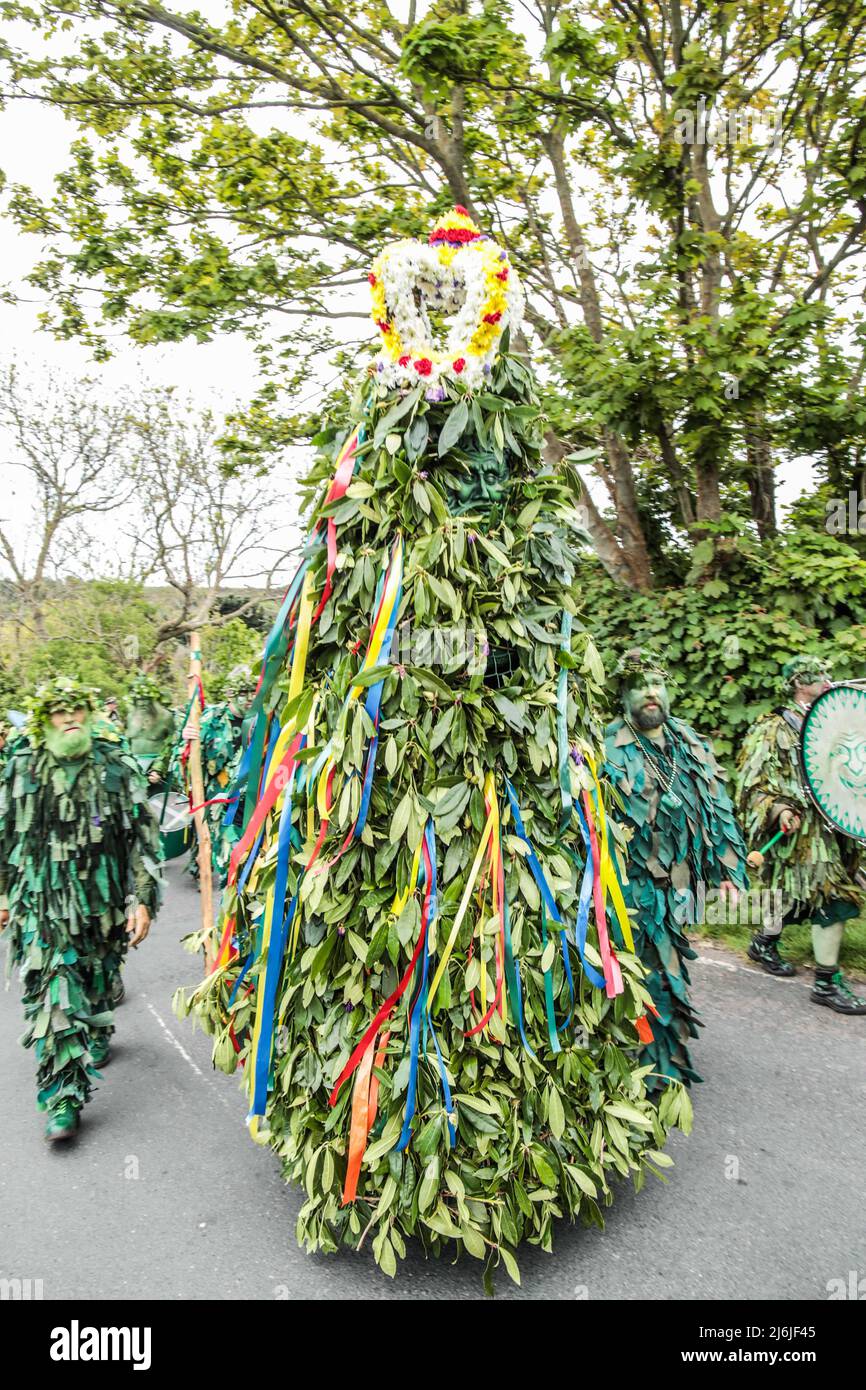 Hastings East Sussex 02 Mayo 2022 Jack es un personaje tradicional del Día de Mayo que simboliza el invierno y está en el corazón de las festividades de Jack in the Green. Un elevado Jack lleva la procesión por las antiguas calles de la ciudad antigua de Hastings flanqueada por sus bogies verdes y el evento se ha convertido en parte de la historia de Hastings. Paul Quezada-Neiman/Alamy Live News Foto de stock