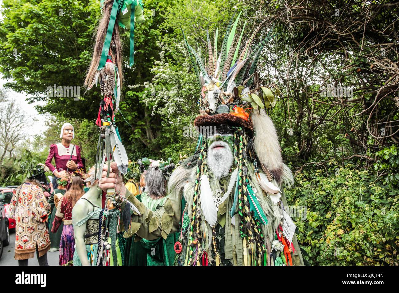 Hastings East Sussex Lunes 2 Mayo 2022 Jack in the Green Hastings Un divertido festival con un desfile multicolor, y uno que los lugareños están deseando ver durante meses. Por último, después de un par de años de ausencia, Jack vuelve para 2022. El festival significa que hemos dejado atrás el invierno, ese verano está en camino y todos estamos listos para un poco de locura del Día de Mayo, Paul Quezada-Neiman/Alamy Live News Foto de stock