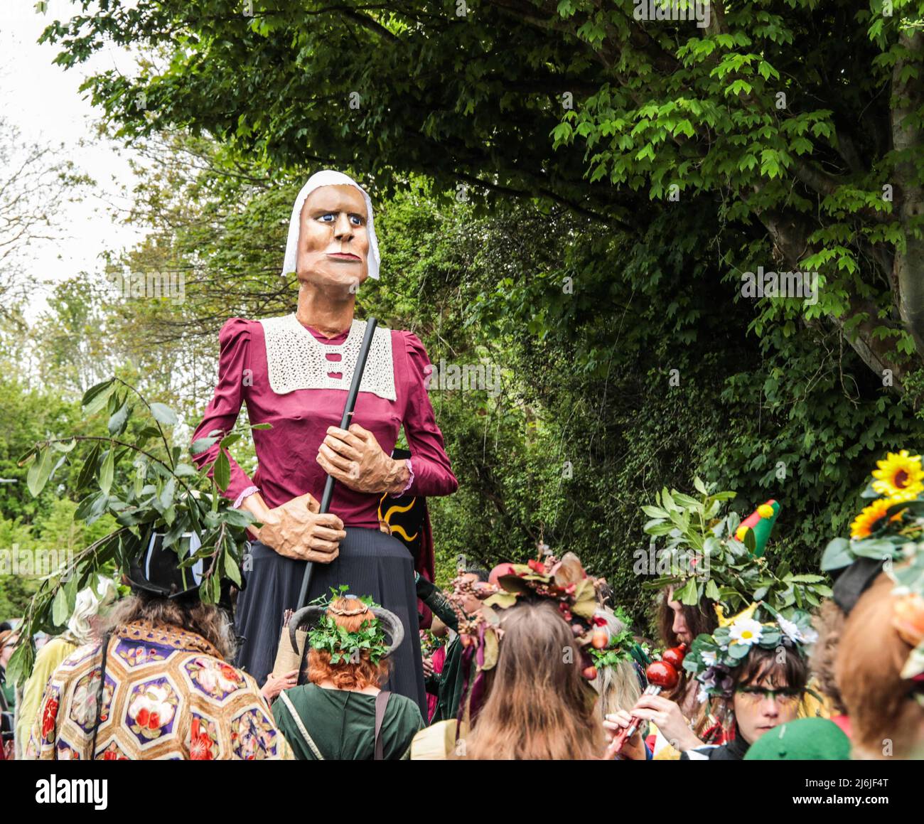 Hastings East Sussex Monda 2 de mayo de 2022 Los effigies de aspecto grumpy en el tradicional Jack in the Green evento anual que tiene lugar en la histórica ciudad costera de Hastings. Un evento de cuatro días que atrae a miles de personas de todo el Reino Unido y más allá. Hastings TraditionalJack in the Green es una celebración británica del Día de Mayo que no debe perderse. Paul Quezada-Neiman/Alamy LIVE News Foto de stock