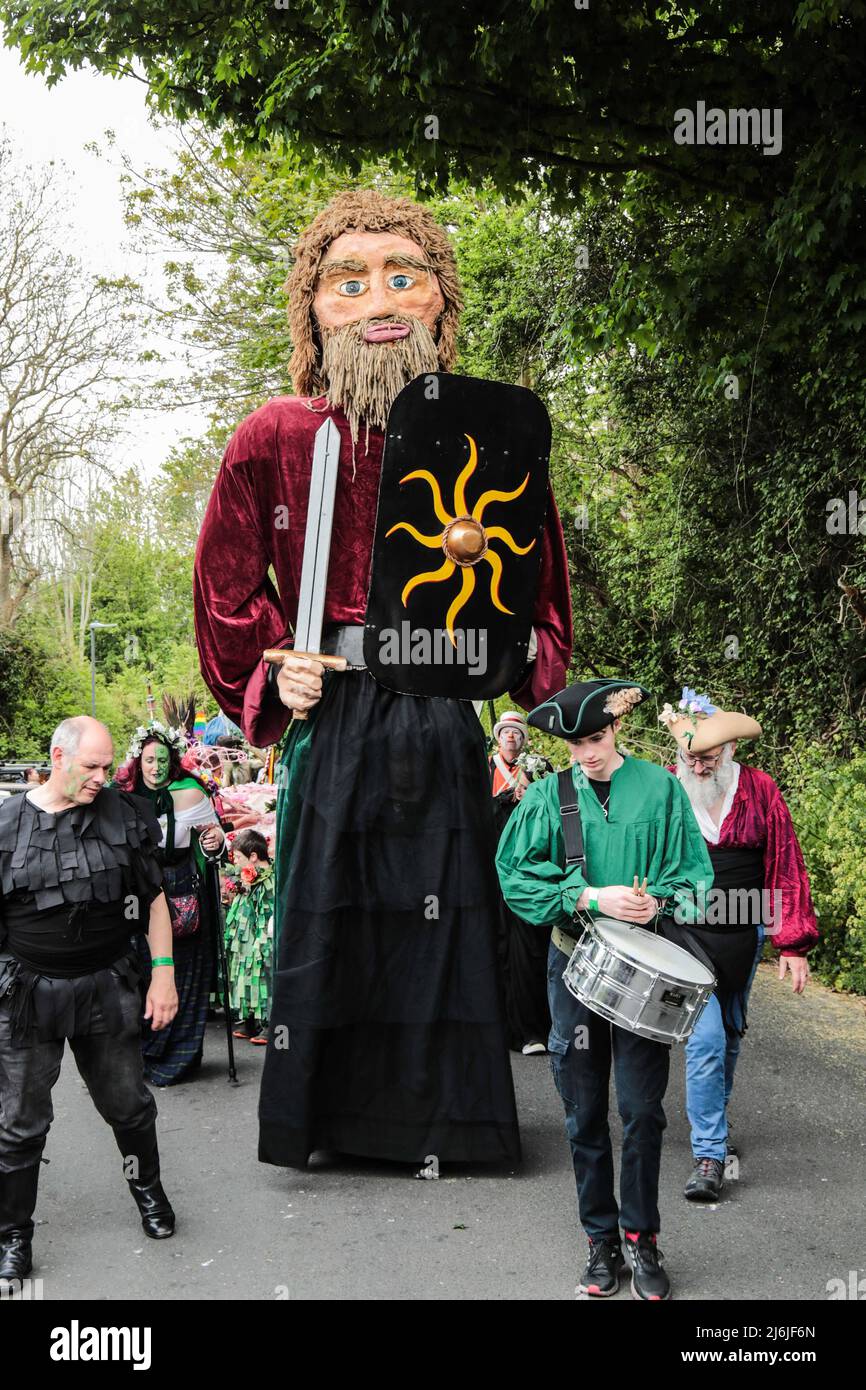 Hastings East Sussex Monda 2 de mayo de 2022 Los effigies de aspecto grumpy en el tradicional Jack in the Green evento anual que tiene lugar en la histórica ciudad costera de Hastings. Un evento de cuatro días que atrae a miles de personas de todo el Reino Unido y más allá. Hastings TraditionalJack in the Green es una celebración británica del Día de Mayo que no debe perderse. Paul Quezada-Neiman/Alamy LIVE News Foto de stock