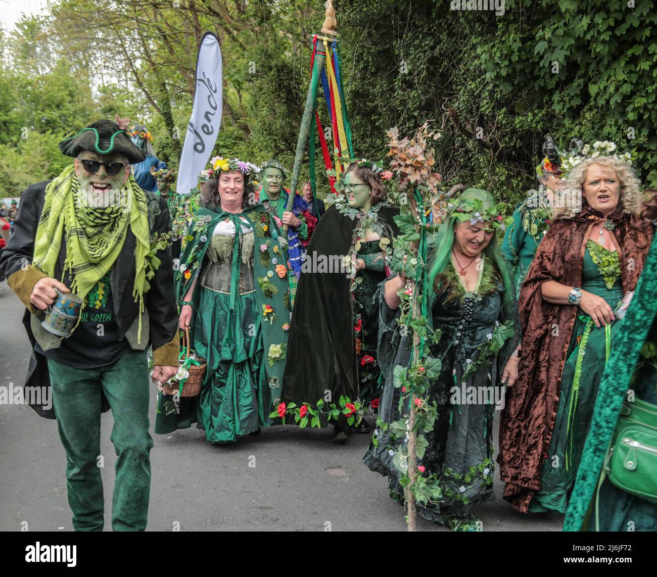 Hastings East Sussex Lunes 2 Mayo 2022 Jack in the Green Hastings Un divertido festival con un desfile multicolor, y uno que los lugareños están deseando ver durante meses. Por último, después de un par de años de ausencia, Jack vuelve para 2022. El festival significa que hemos dejado atrás el invierno, ese verano está en camino y todos estamos listos para un poco de locura del Día de Mayo, Paul Quezada-Neiman/Alamy Live News Foto de stock