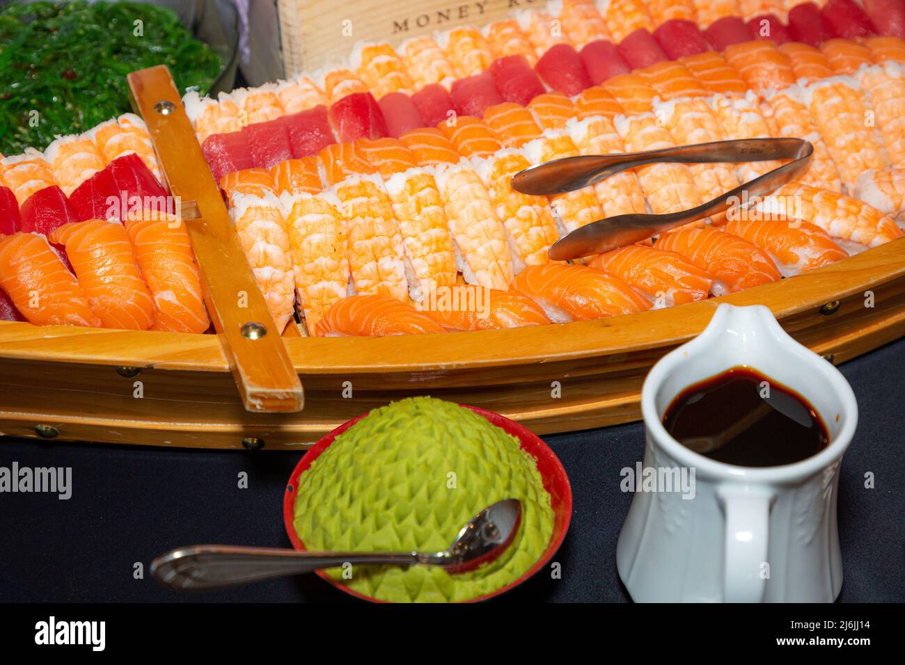 Sushi fresco: Salmón, camarón y atún en un bufé de almuerzo Foto de stock