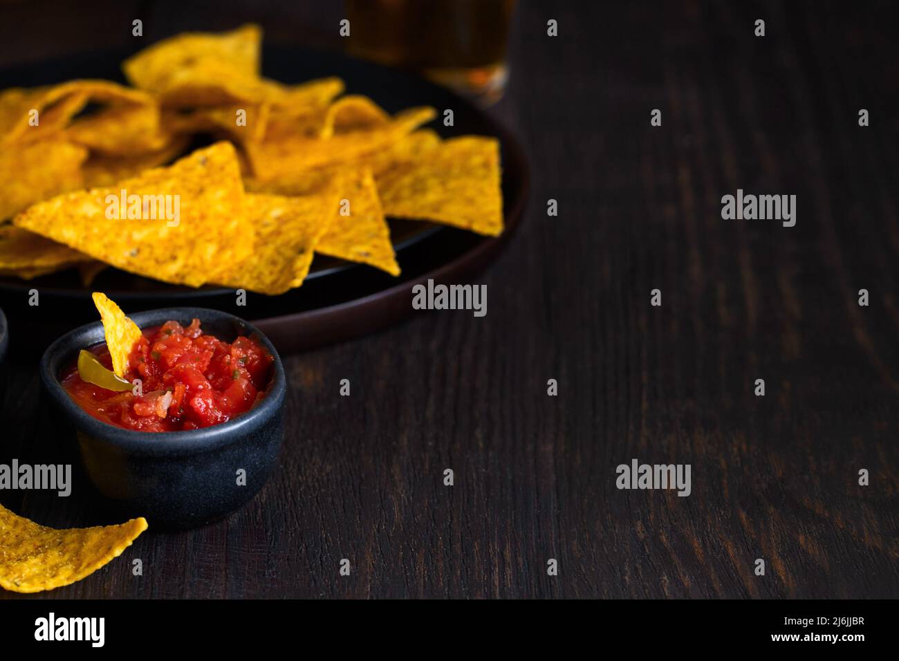 Salsas De Chile Rojo Con Nachos Hechas Con Chips De Tortillas De Maiz En La Mesa Totopos Con Salsa De Aguacate Plato Mexicano De Fondo Espacio De Copia Fotografia De Stock