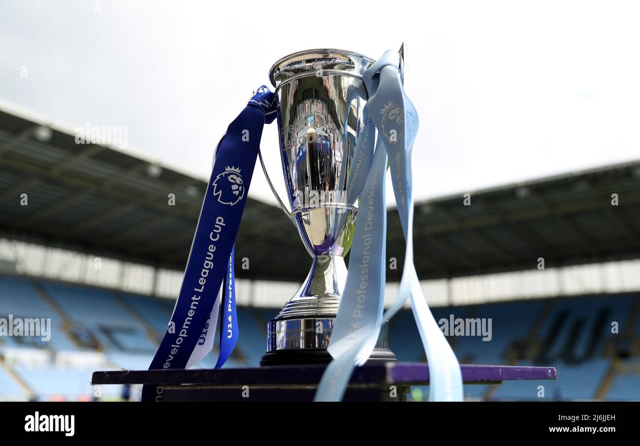 El trofeo de la Copa de Desarrollo de la Premier se exhibió antes de la final de la Copa de Desarrollo de la Premier League en el Coventry Building Society Arena,