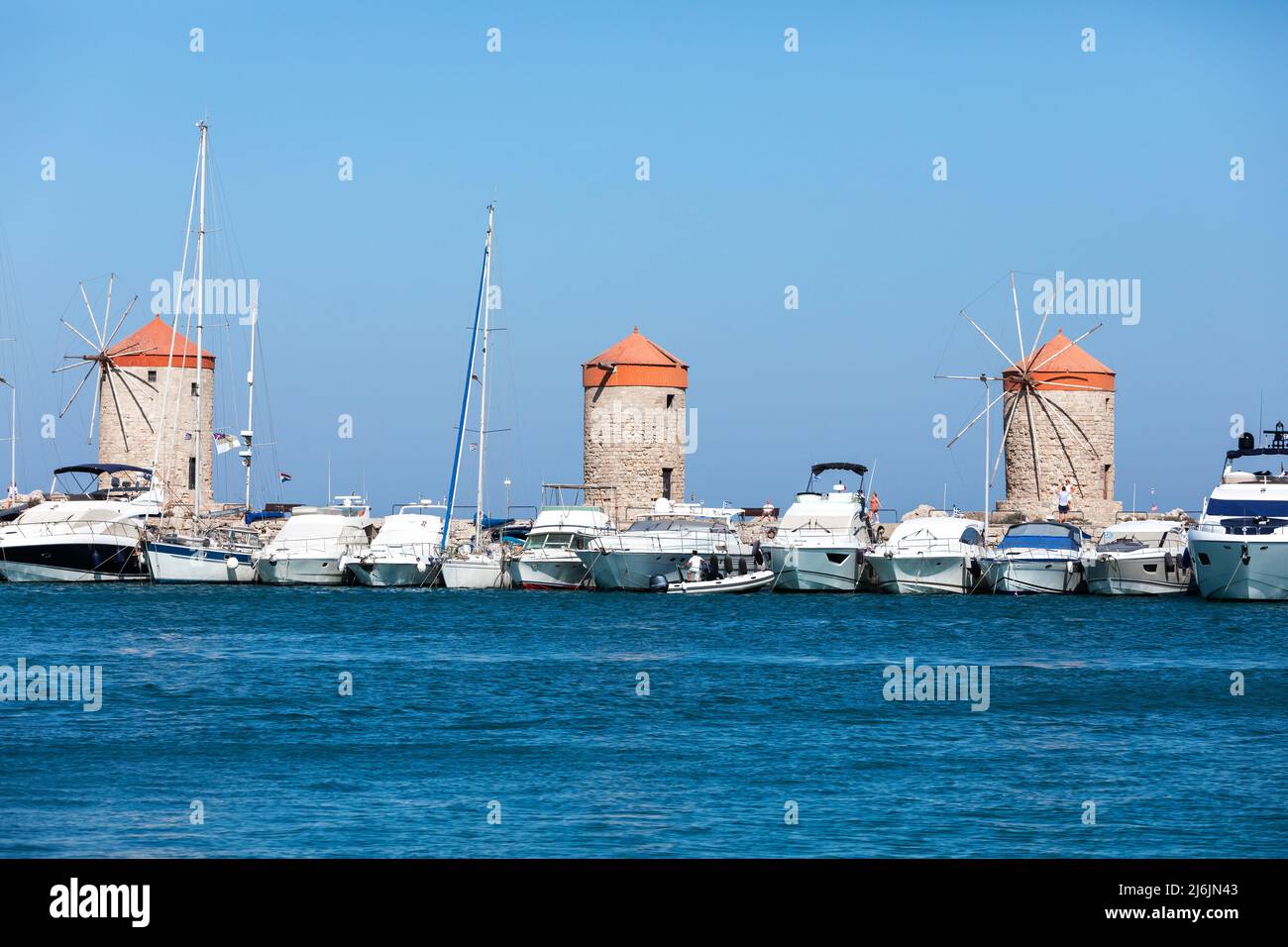 Molinos de viento en el puerto de Mandraki Rodas, Grecia Foto de stock