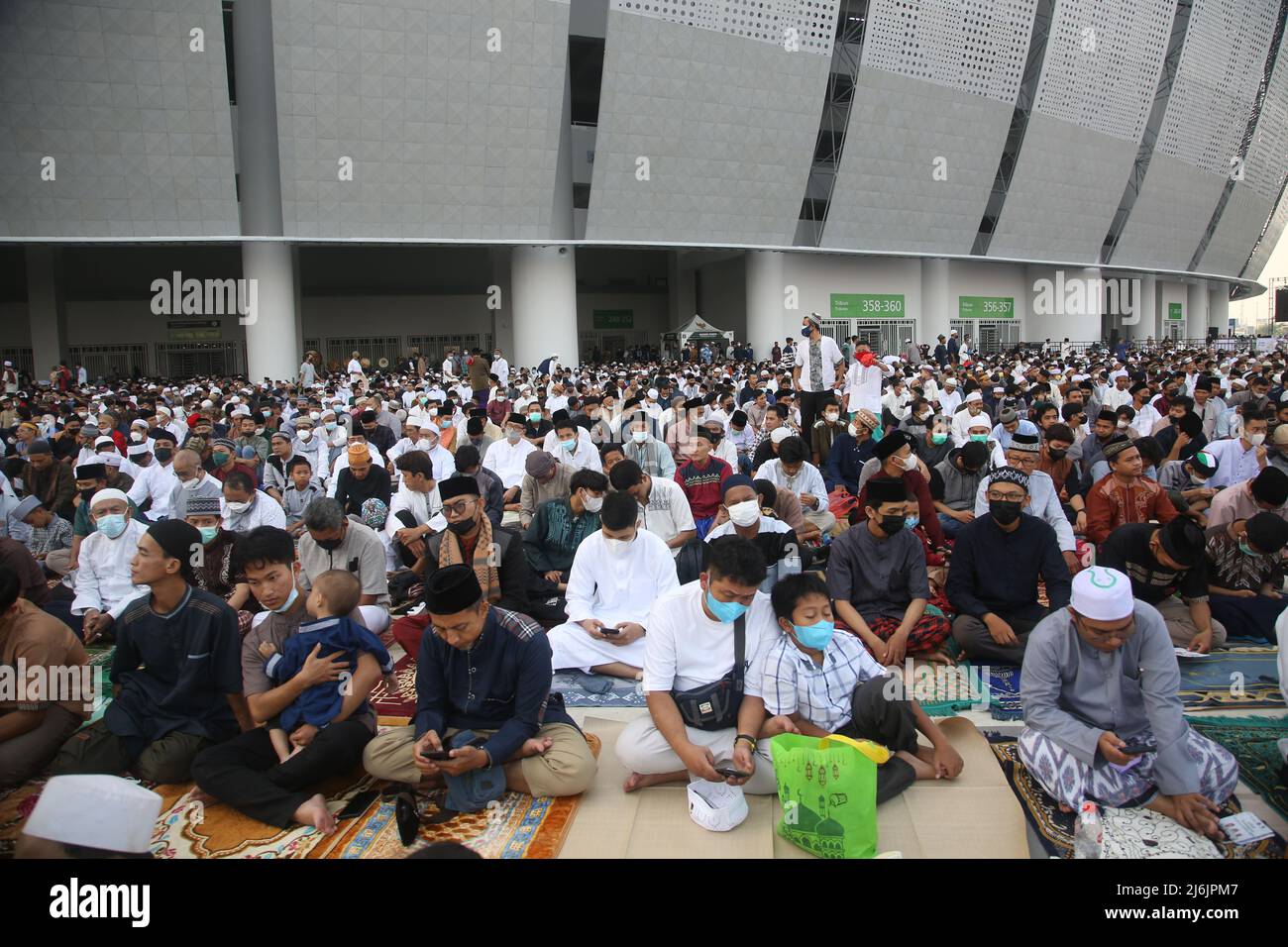 Alrededor de decenas de miles de musulmanes llevan a cabo la oración Eid 1443 Hijri en el Estadio Internacional de Yakarta (JIS), Tanjung Priok, Yakarta del Norte, Indonesia, el 2 de mayo de 2022. Fue la primera vez que el JIS fue usado para la oración Eid y el primer evento público después de la pandemia de Covid-19. (Foto de Kuncoro Widyo Rumpoko/Pacific Press/Sipa USA) Foto de stock