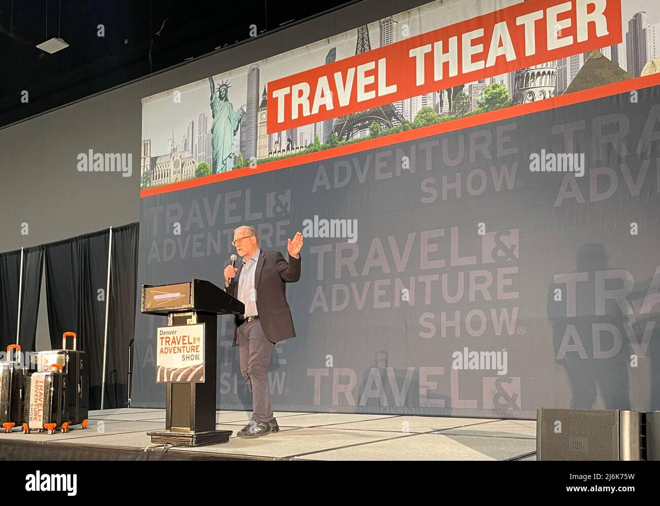 El experto en viajes Peter Greenberg habla en el Travel Adventure Show en el Colorado Convention Center en Denver, CO Foto de stock