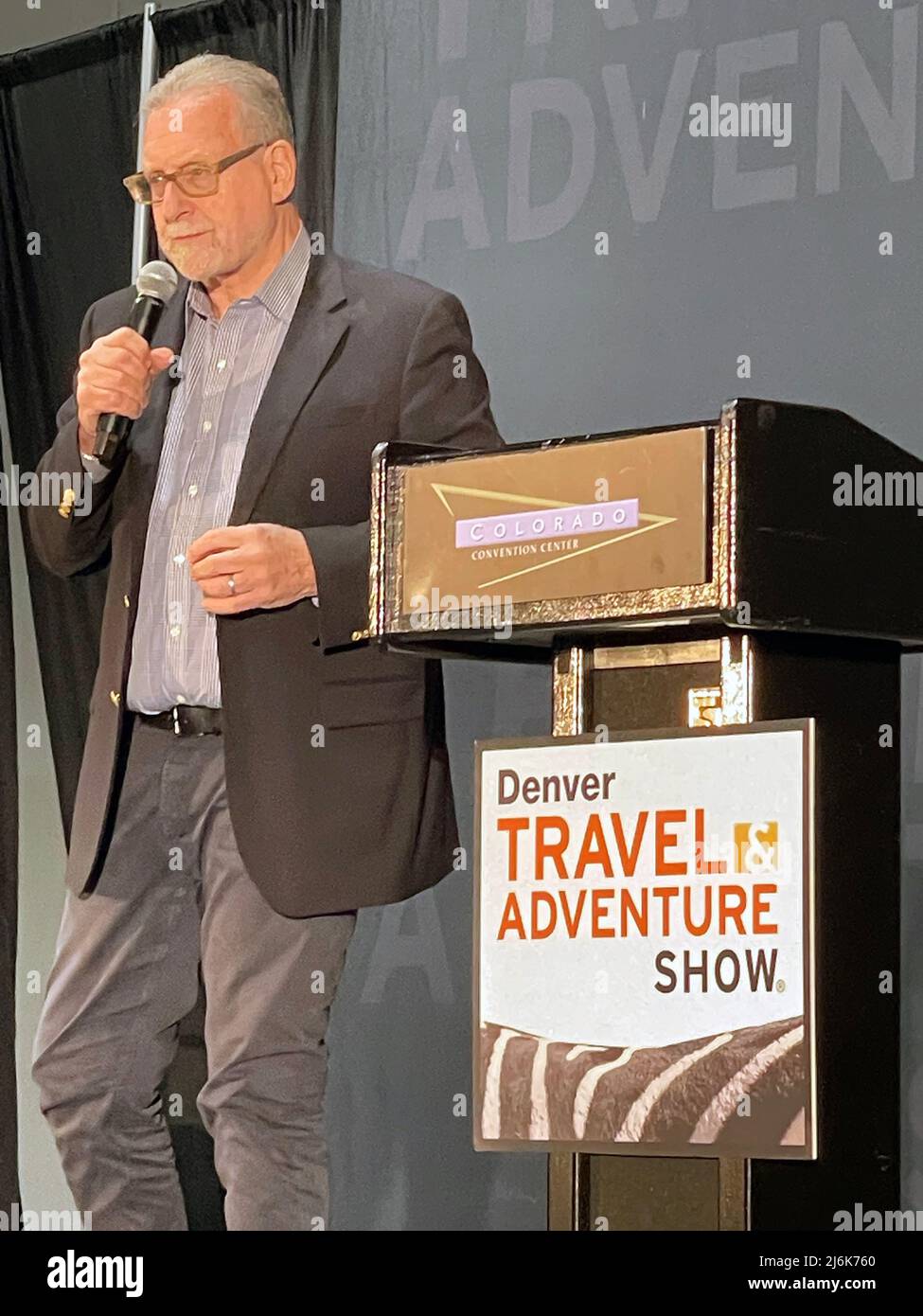 El experto en viajes Peter Greenberg habla en el Travel Adventure Show en el Colorado Convention Center en Denver, CO Foto de stock