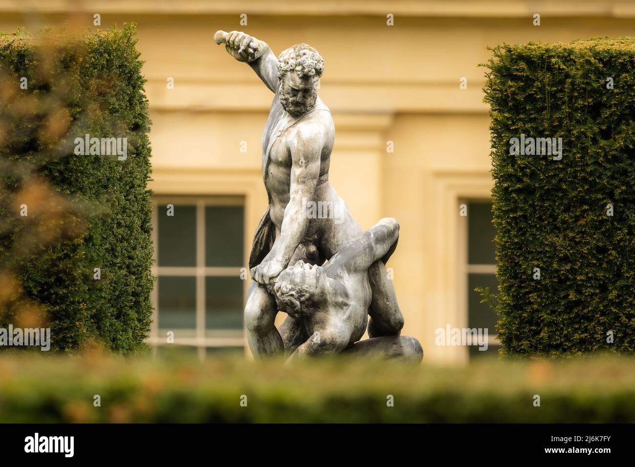 Sansón mató a una estatua filistea de piedra en los jardines de Chatsworth House, Derbyshire, Reino Unido Foto de stock