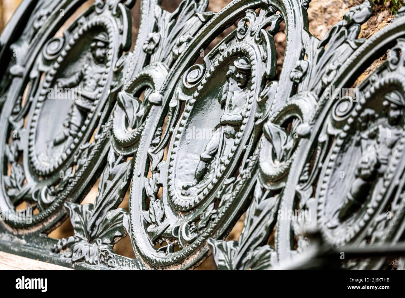 Trabajo de hierro decorativo que representa las estaciones de jardinería, Chatsworth House, Derbyshire, Reino Unido Foto de stock