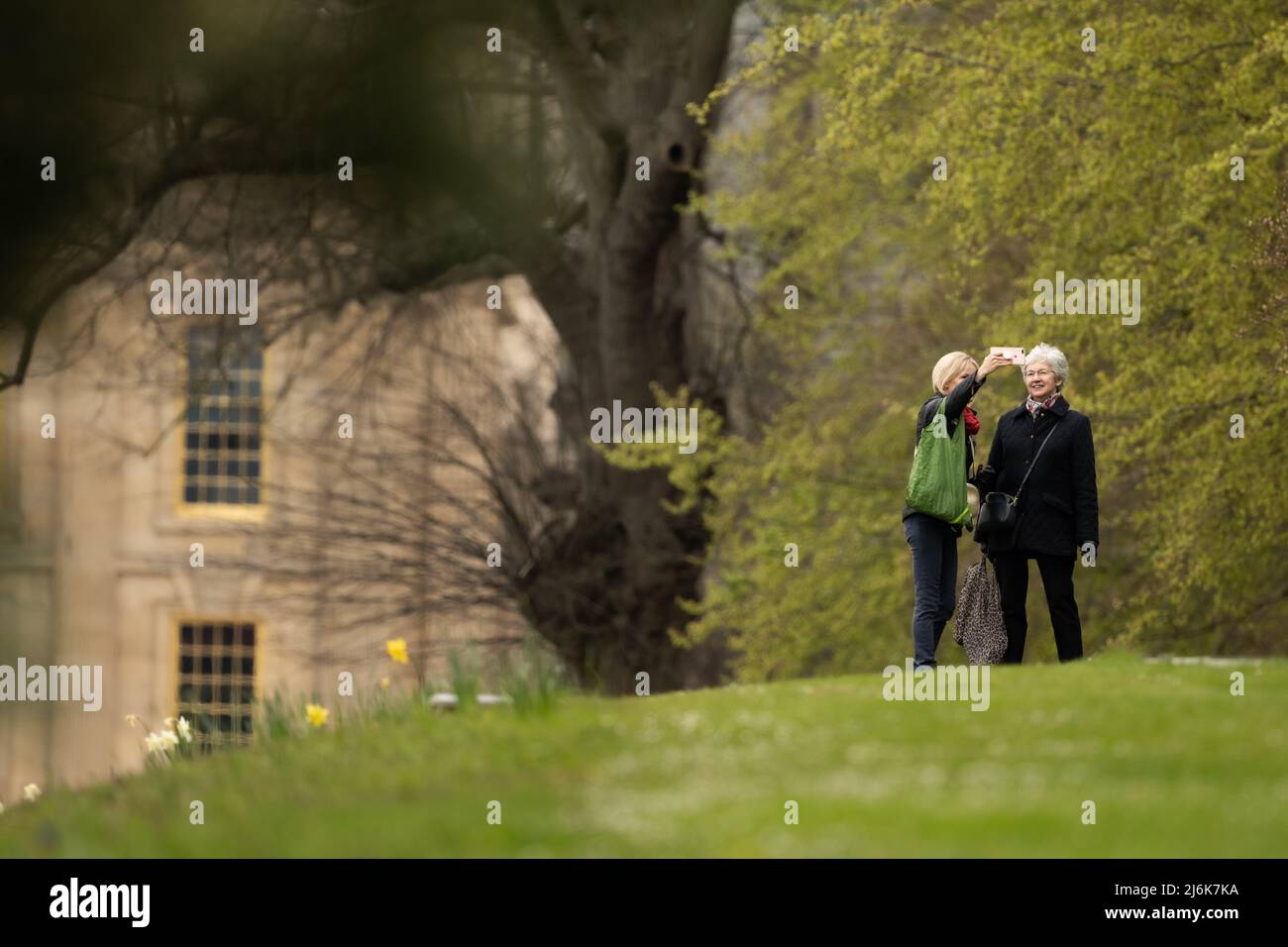 Selfie de vacaciones en el jardín. Pareja tomando un selfie de teléfono celular, Chatsworth House, Derbyshire, Reino Unido Foto de stock
