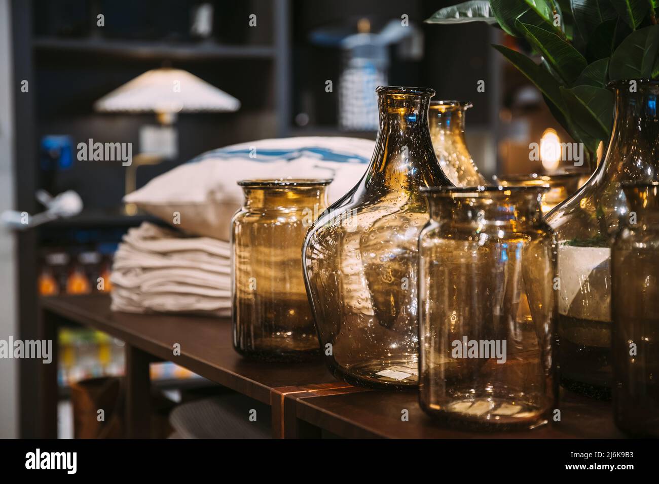 Accesorios Para El Hogar Y Productos Para El Hogar En El Centro Comercial.  Vista De Los Accesorios Para El Hogar Para La Sala De E Foto de archivo -  Imagen de accesorios