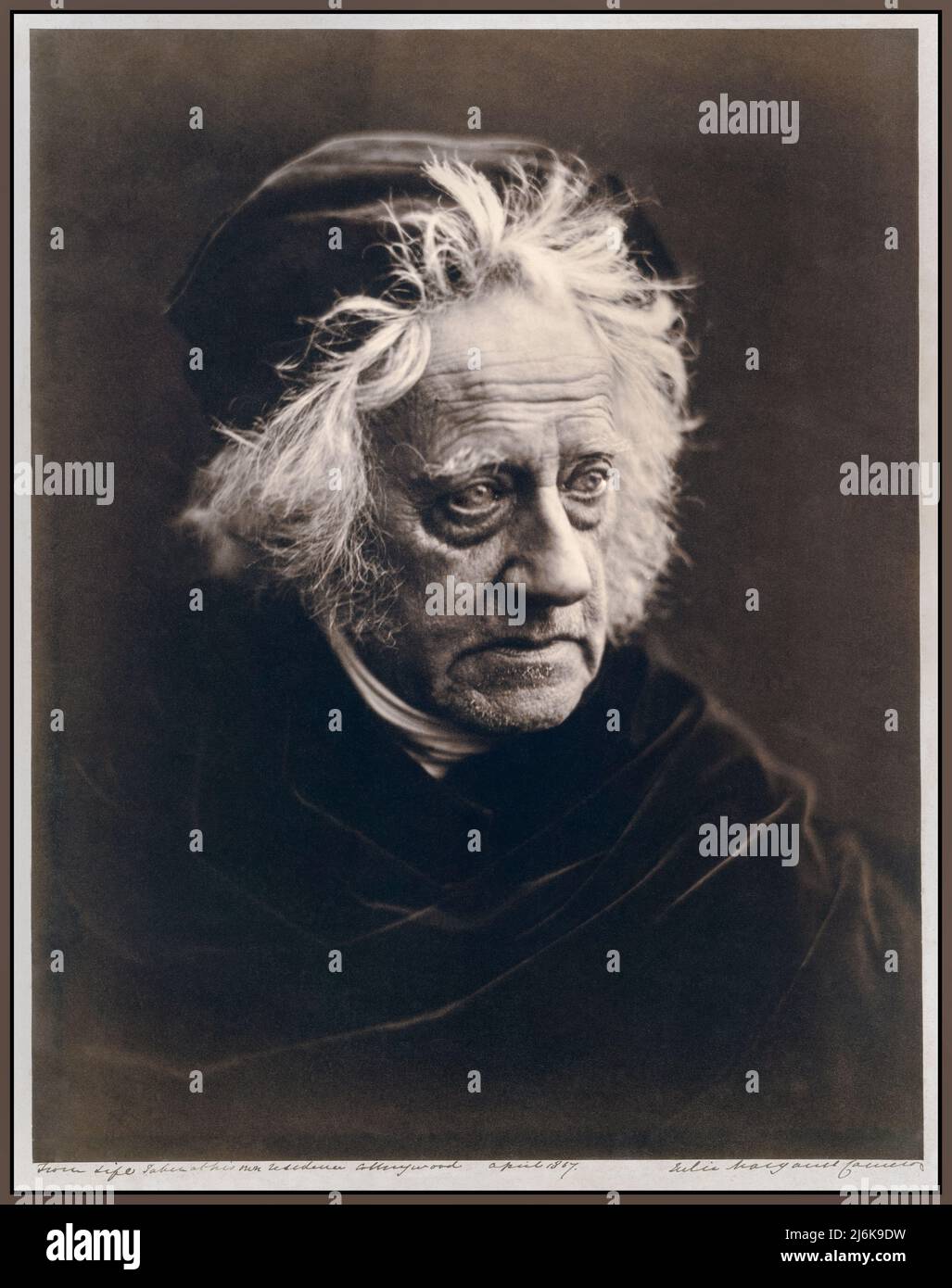 John Herschel (1815-1879), fotografiado por la renombrada fotógrafa Julia Margaret Cameron en abril de 1867. John Herschel fue un matemático, astrónomo, químico, inventor y fotógrafo experimental inglés. Nombró siete lunas de Saturno y cuatro lunas de Urano, inventó el cianotipo y el actinómetro, y escribió extensamente sobre temas como meteorología, geografía física y el telescopio. Foto de stock