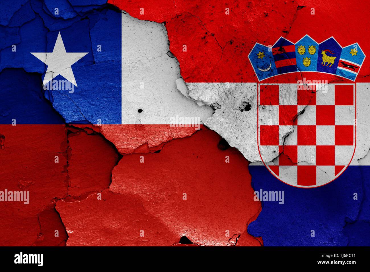 Banderas de Chile y Croacia pintadas en la pared agrietada Foto de stock