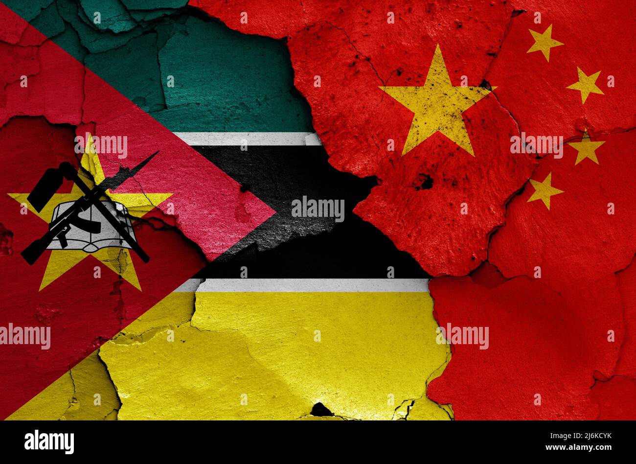 Banderas de Mozambique y China pintadas en la pared agrietada Foto de stock