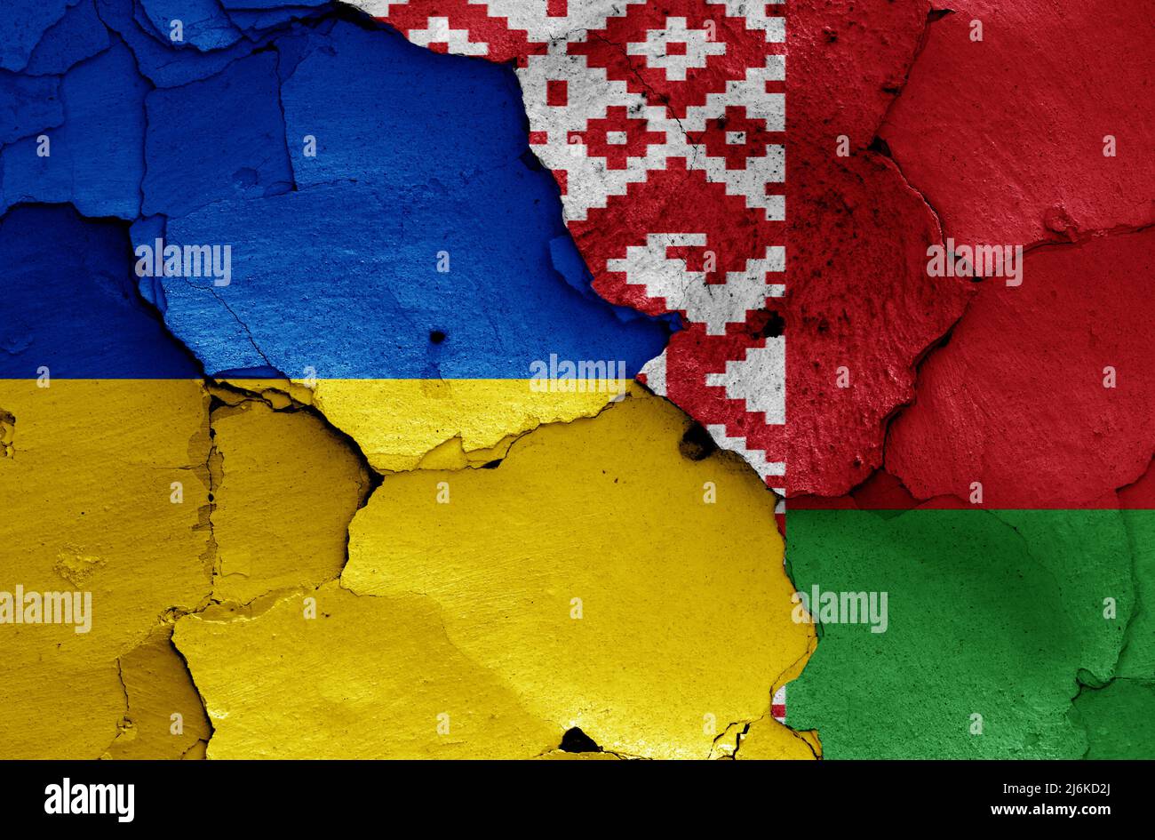Banderas de Ucrania y Bielorrusia pintadas en la pared agrietada Foto de stock