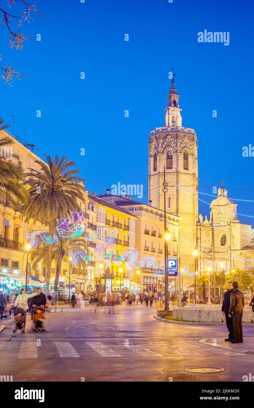 Plaza de la Reina y la Catedral de Valencia en el centro de Valencia España por la noche. Foto de stock