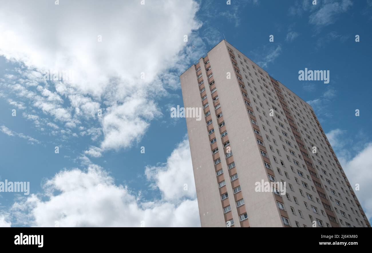 Un bloque de la torre del estado del consejo en Glasgow, Escocia, Reino Unido, contra un cielo azul brillante Foto de stock