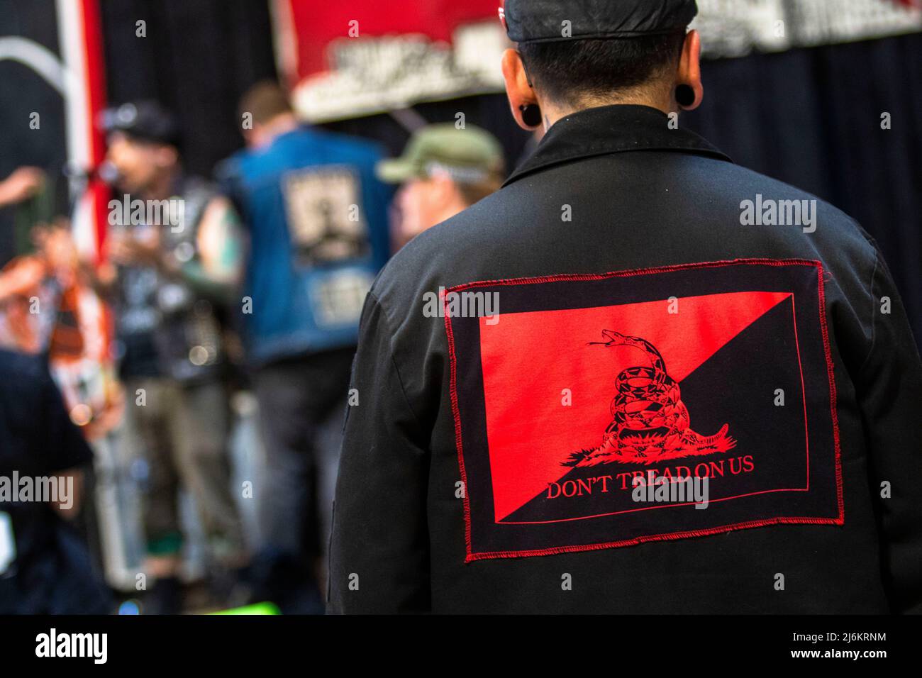 Reno, EE.UU. - 1 de mayo de 2022, una chaqueta punk con las palabras 'no  pisen sobre nosotros'. El Punk Rock Flea Market regresa a Reno por su 5th  aniversario Fotografía de