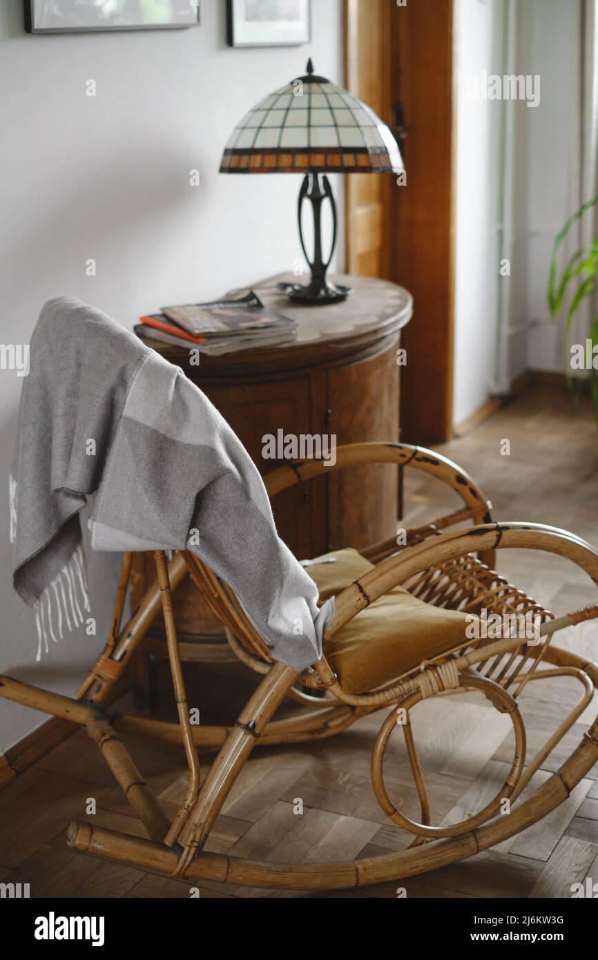 Salón rústico con modernas sillas mecedoras Fotografía de stock - Alamy