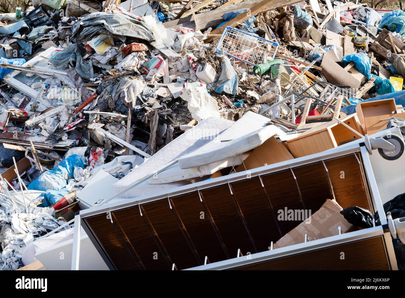 Montañas de residuos después de un desastre de inundaciones Foto de stock