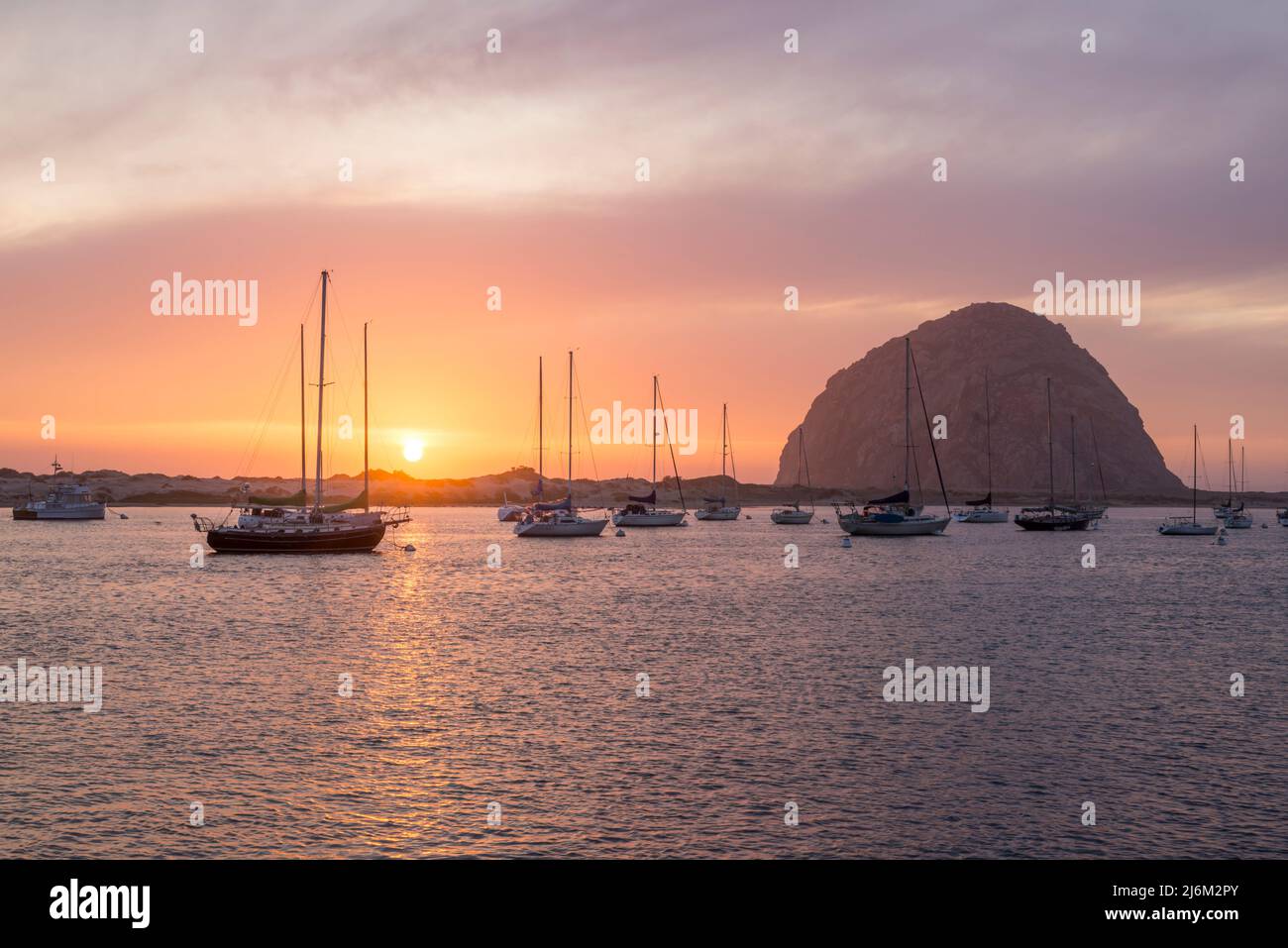 Puesta de sol costera en una noche de abril. Morro Bay, California, Estados Unidos. Foto de stock