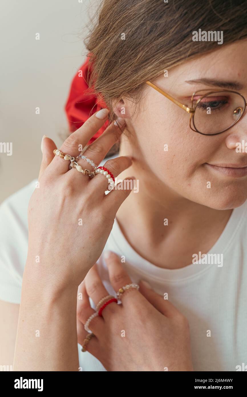 Primer plano retrato de una mujer joven con anillos de los dedos de la joyería Foto de stock