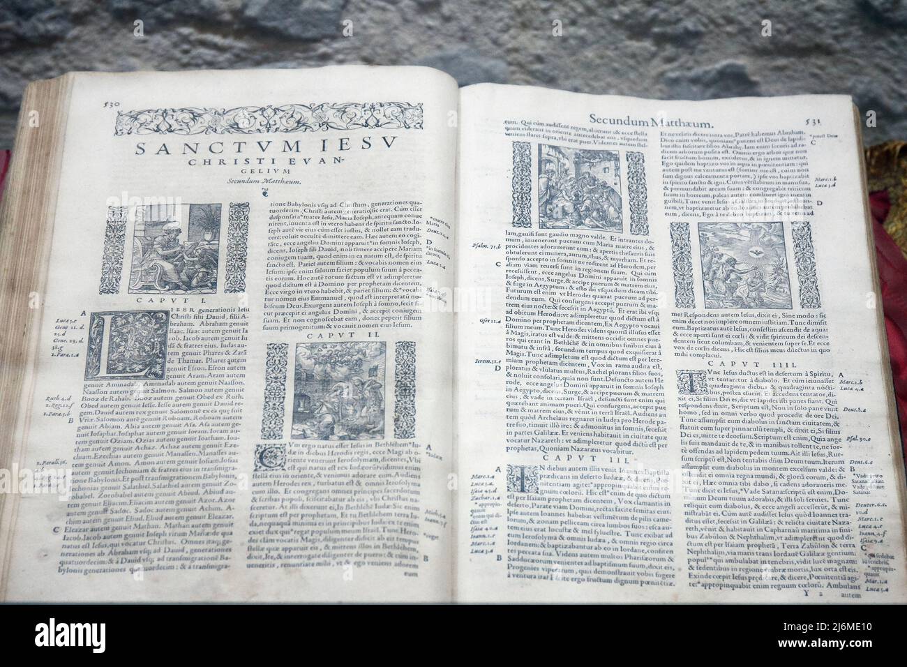 Italia Emilia Romagna Bertinoro: Museo Interreligioso: Biblia Cristiana. Apud Tornaesium. Cortes de madera Lyon 1556 Foto de stock