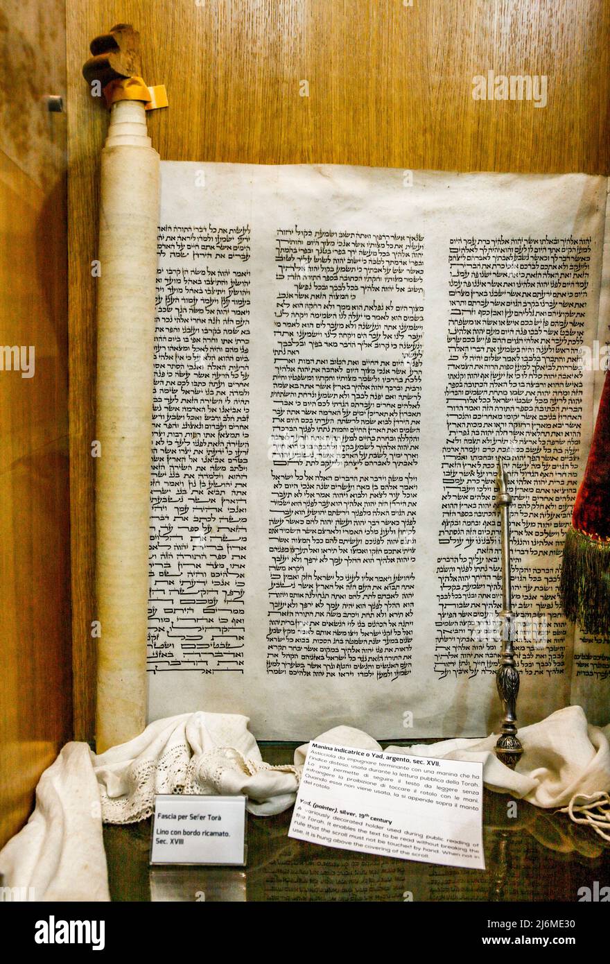 Italia Emilia Romagna Bertinoro: Museo Interreligioso: Torah, Sash y Mano Indicadora Foto de stock