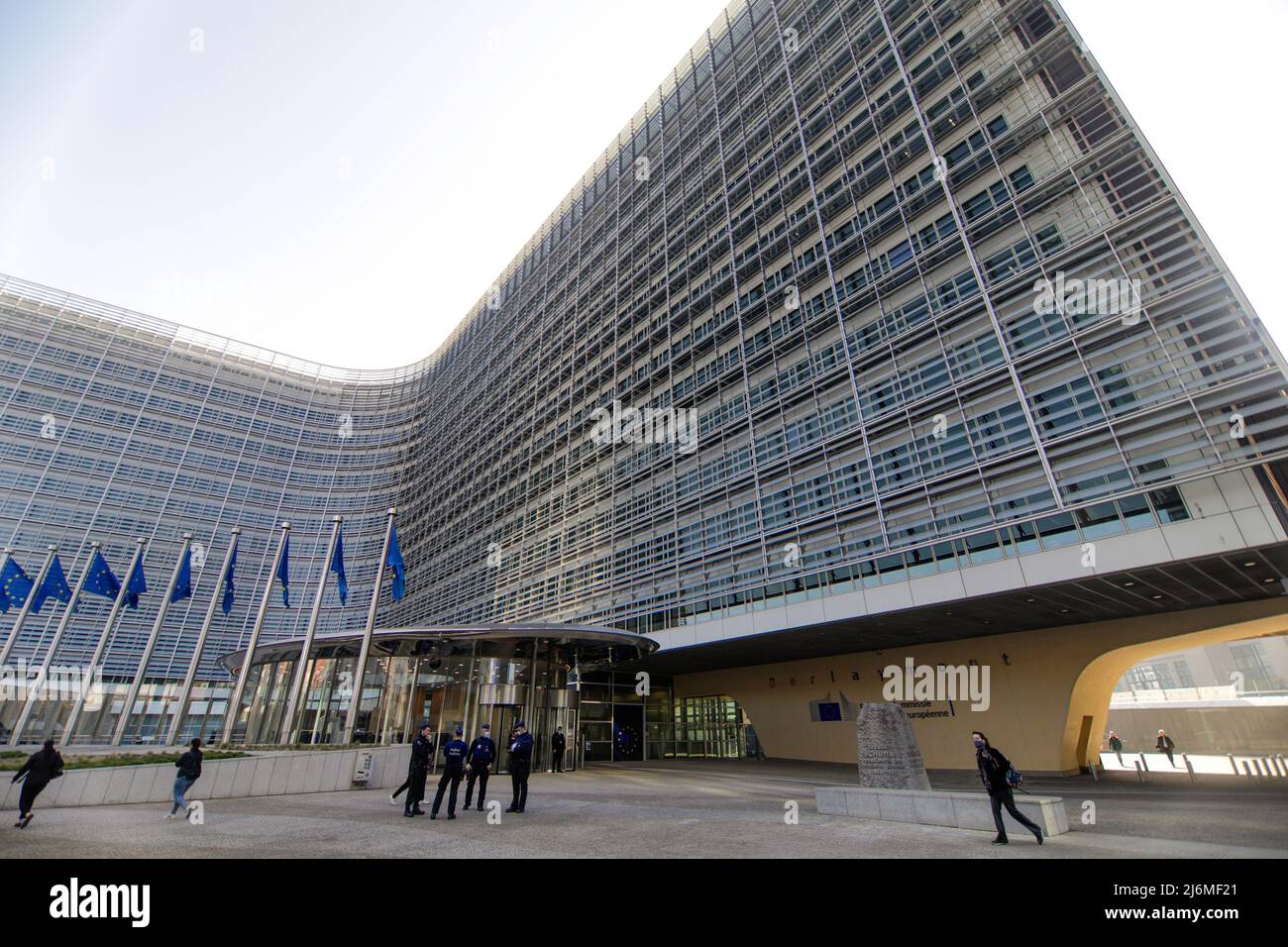 Bruselas, Bélgica - 25 de marzo de 2021: Panorama general del edificio de la Comisión Europea en Bruselas. Foto de stock