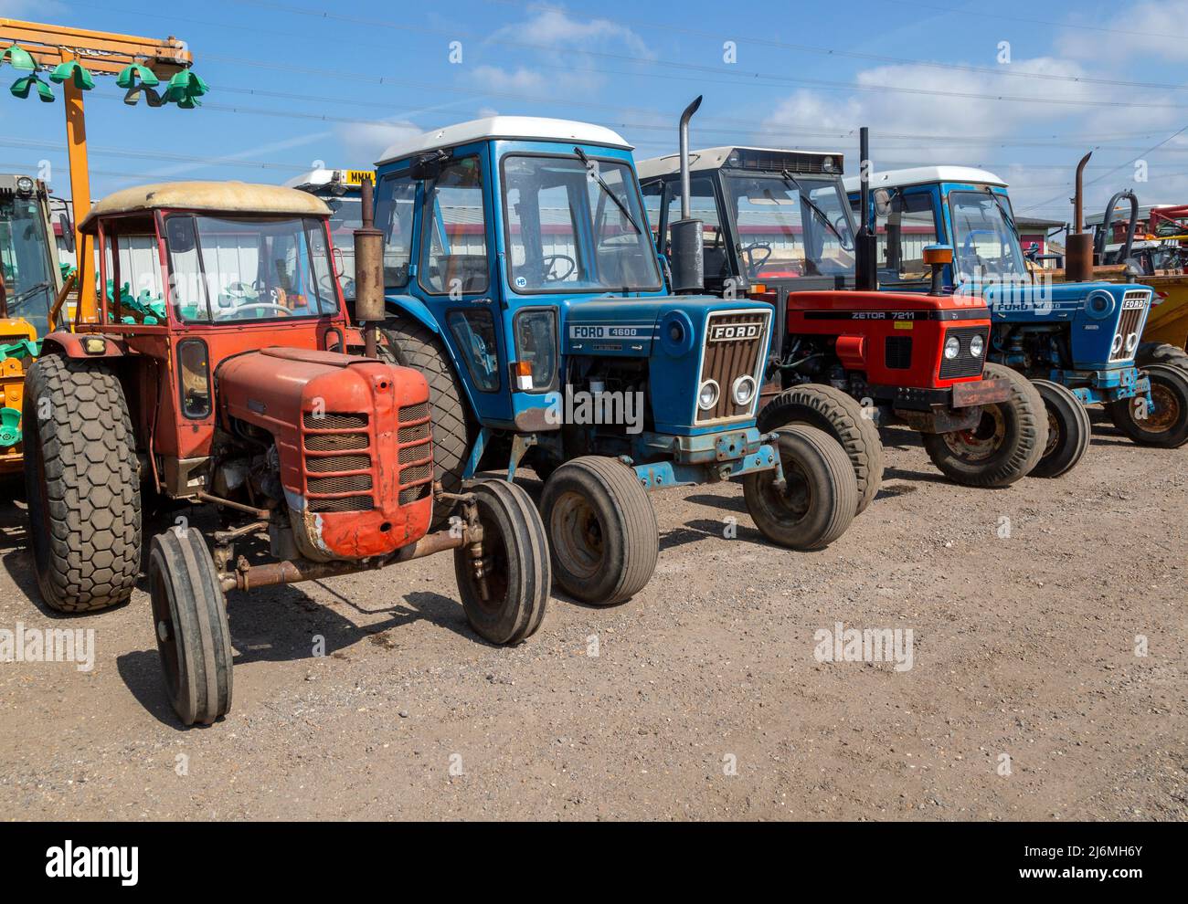 Tractores antiguos alineados para la venta en subasta, Campsea Ashe,  Suffolk, Inglaterra, Reino Unido Fotografía de stock - Alamy