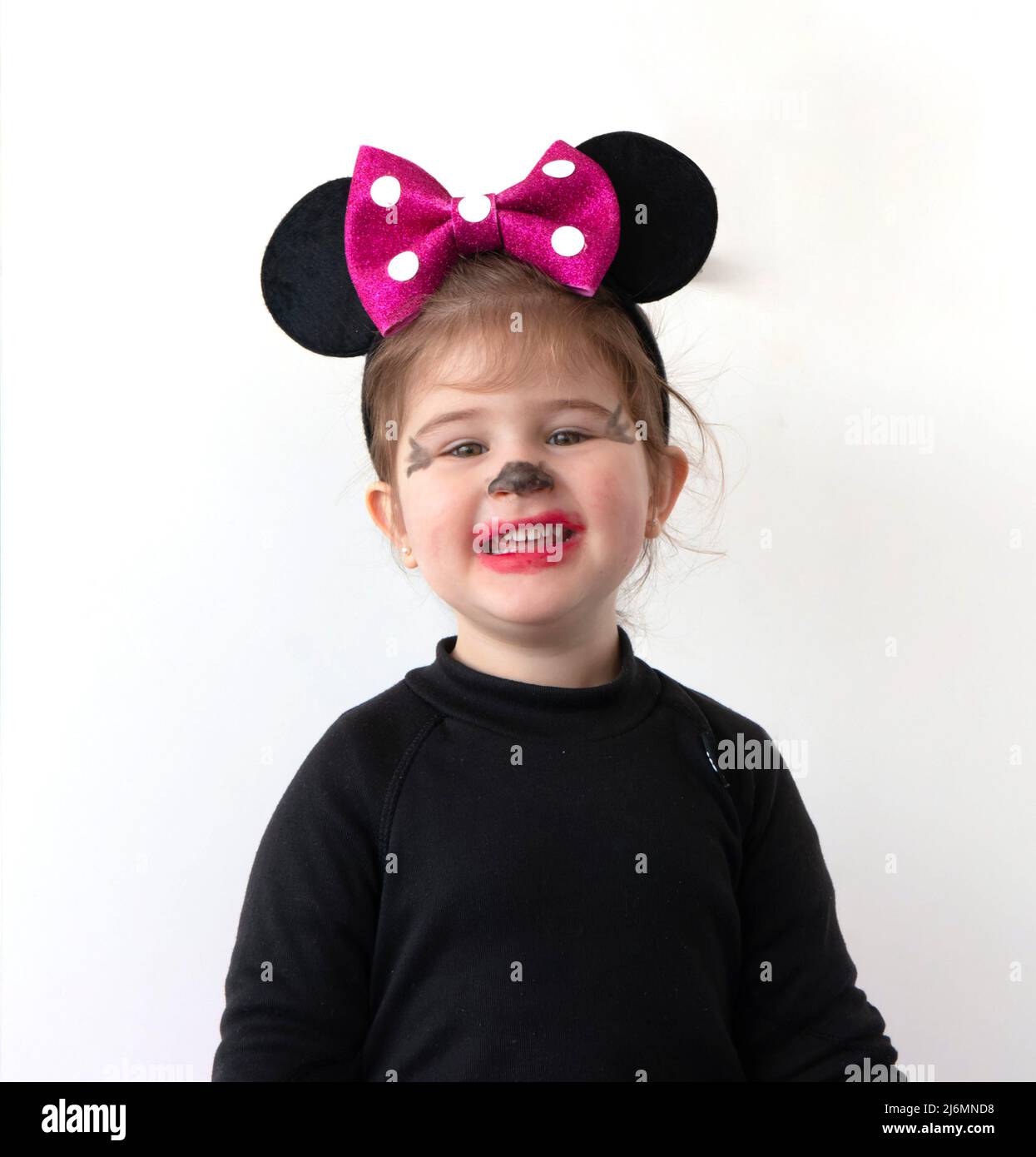 Feliz niña disfrutando maquillaje para la fiesta de disfraces Fotografía de  stock - Alamy