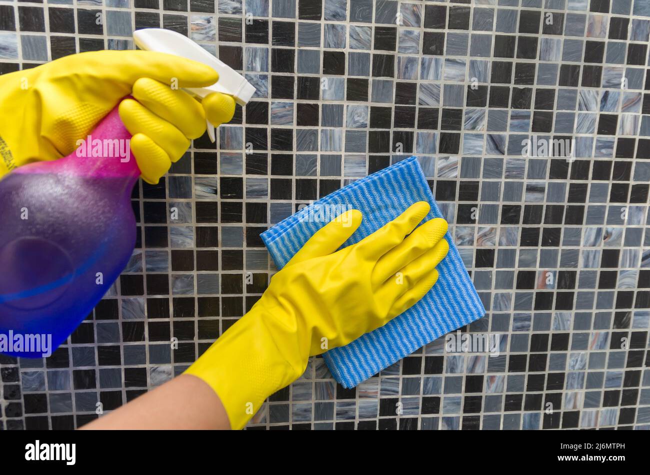 Gran concepto de limpieza doméstica, guante papel secamanos pared de mosaico. Foto de stock