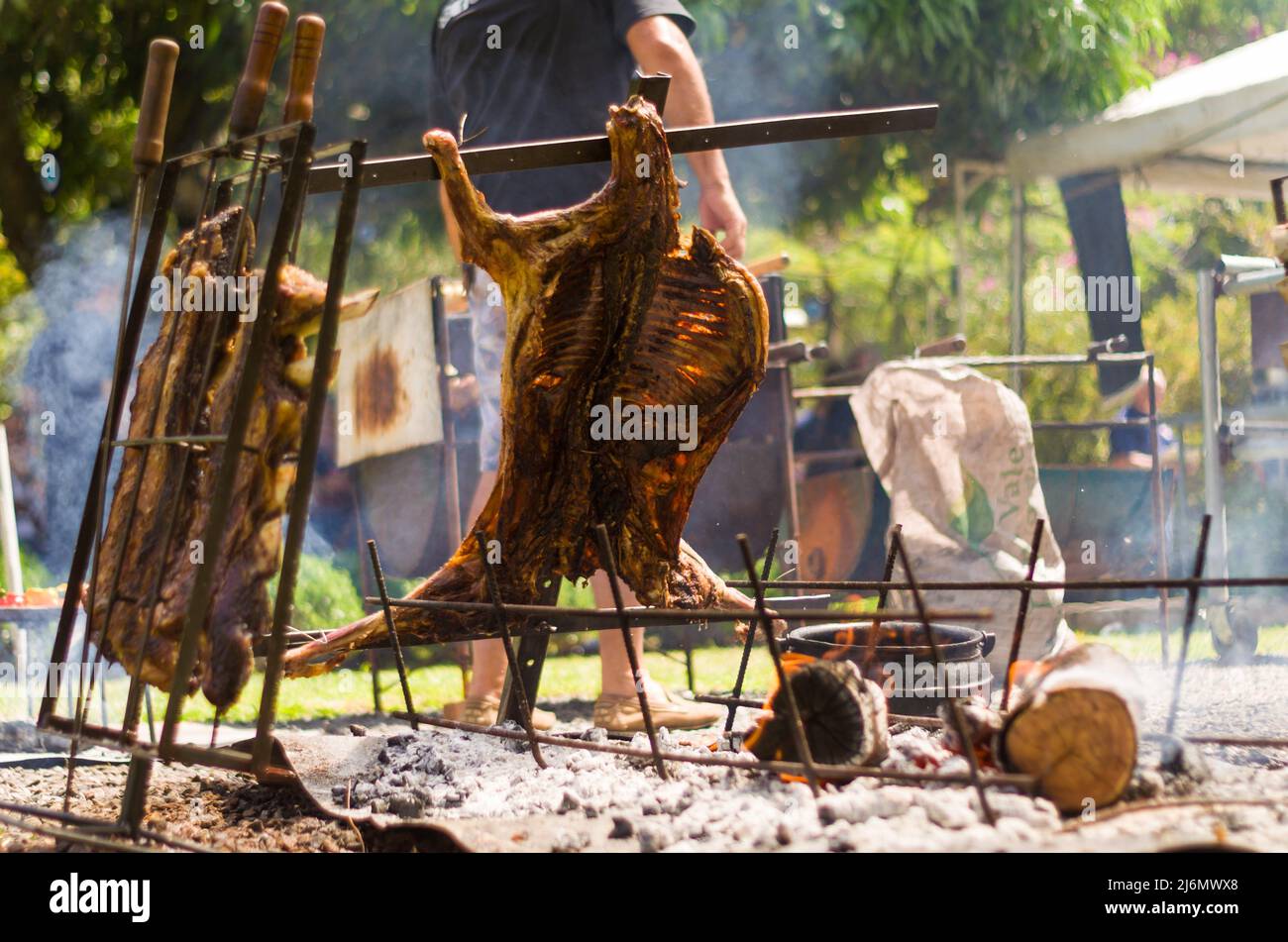 Exposición de carne y verduras en una barbacoa conocida como Parrilla.  Barbacoa típica del sur de América Latina Fotografía de stock - Alamy