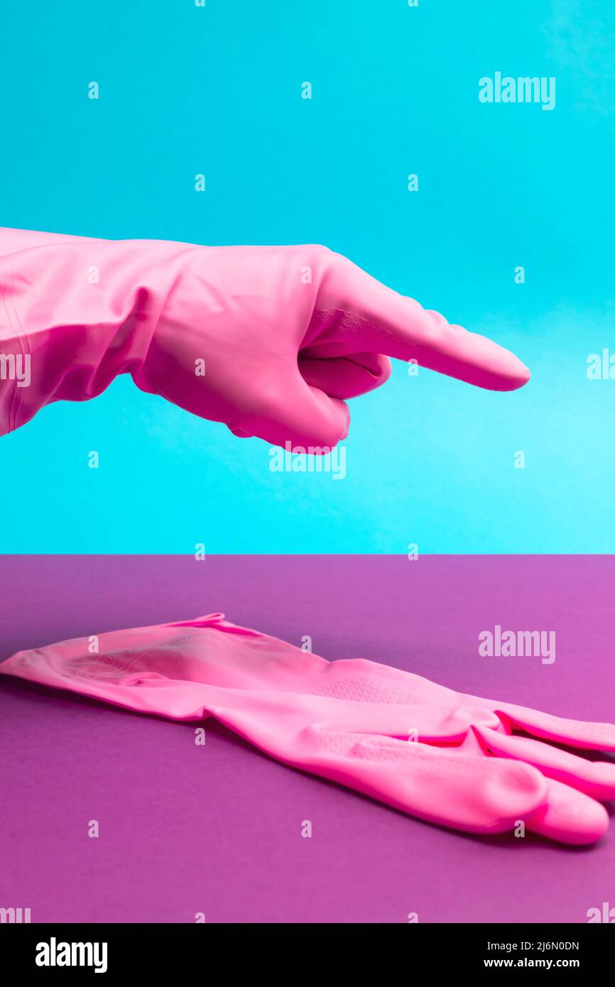 Mano en guante de látex rosa apuntando al dedo índice. Concepto de limpieza y salud. Foto de stock
